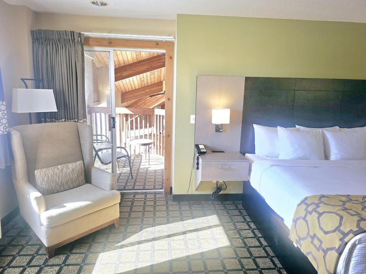 1 King Bed, Studio Suite, Pool View, Hot Tub, Non-Smoking