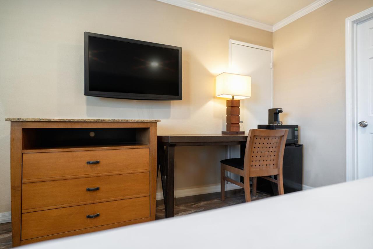 Standard Room, 1 King Bed, Accessible, Roll-In Shower, Non Smoking