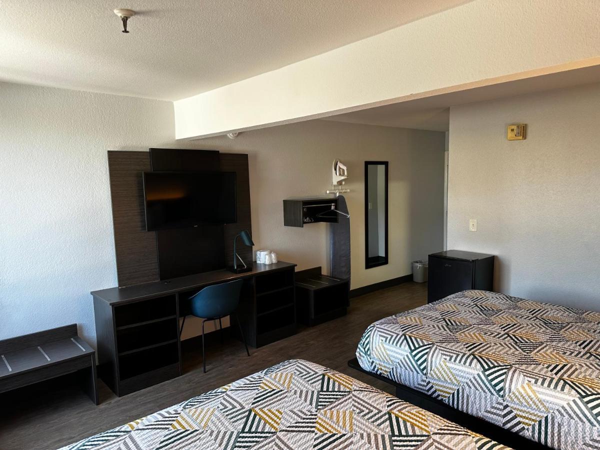 Queen Room with Two Queen Beds - Disability Access - Roll In Shower