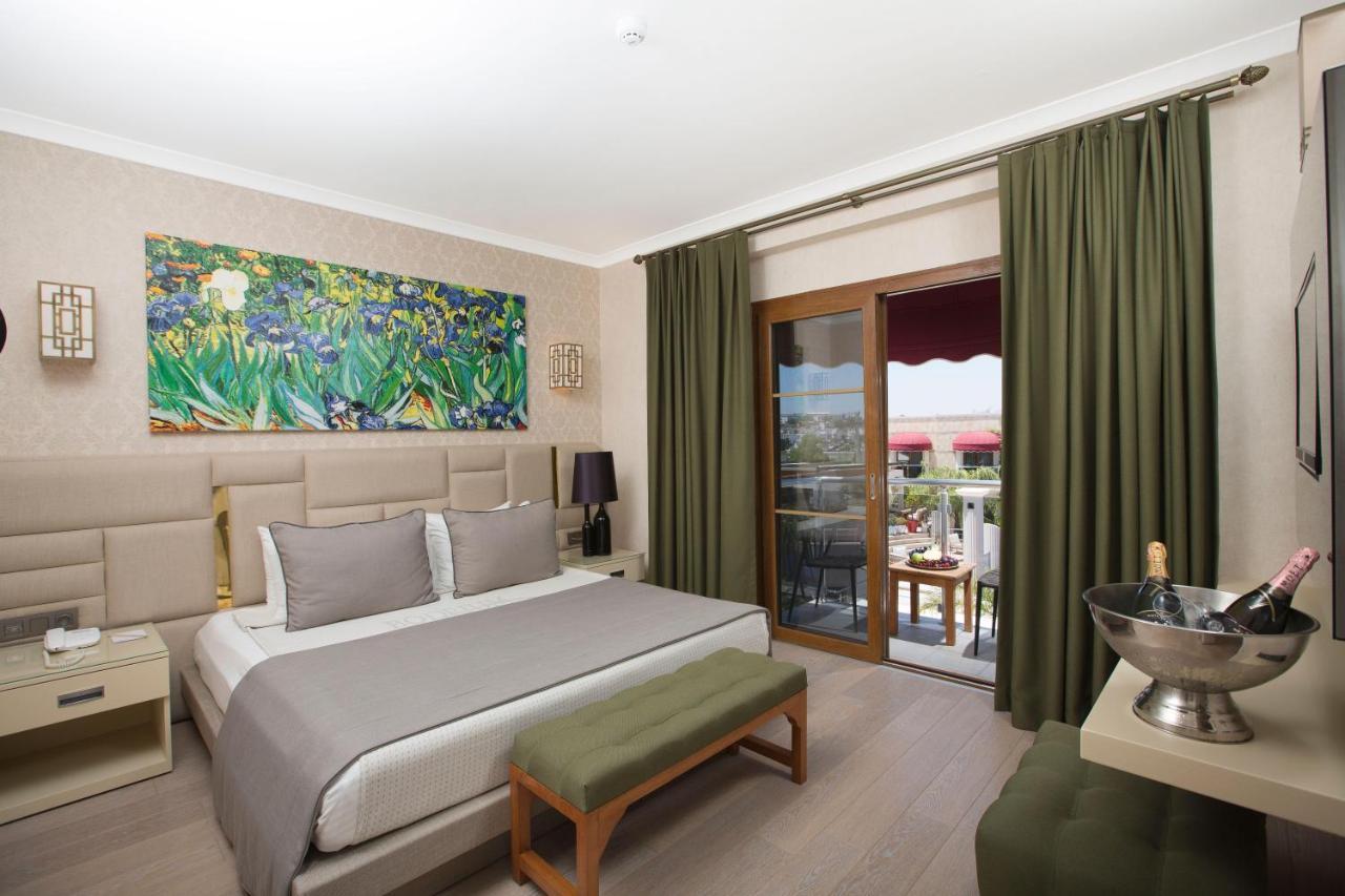 Chambre Double ou Lits Jumeaux Supérieure - Vue sur Piscine