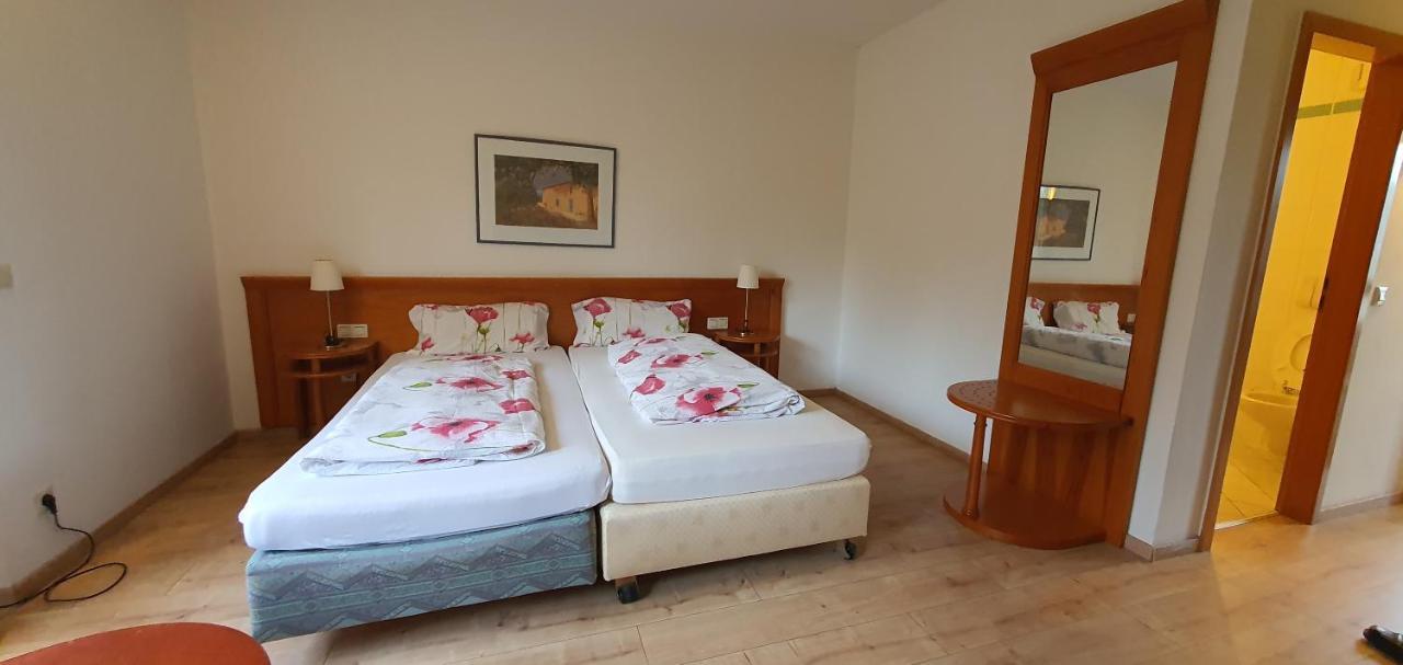 Doppel-/Zweibettzimmer mit eigenem Bad