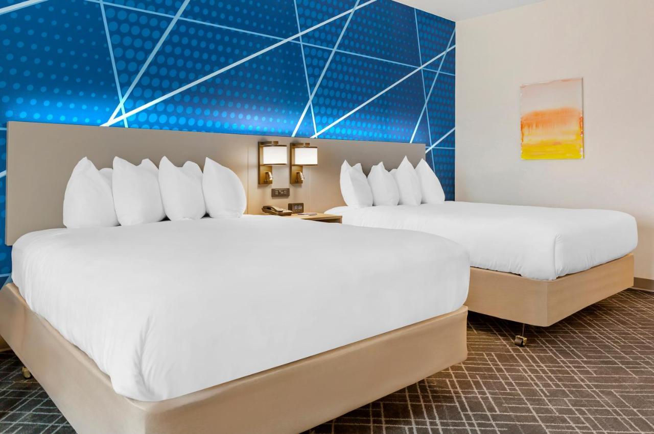 King Suite with King Bed and Two Queen Beds - Non Smoking