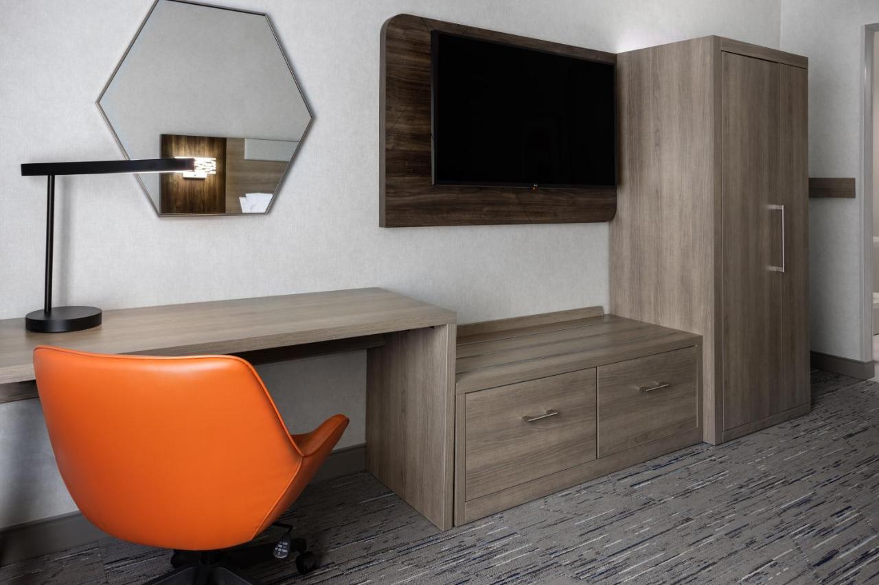 King Room with Roll-In Shower - Communication Mobility Accessible