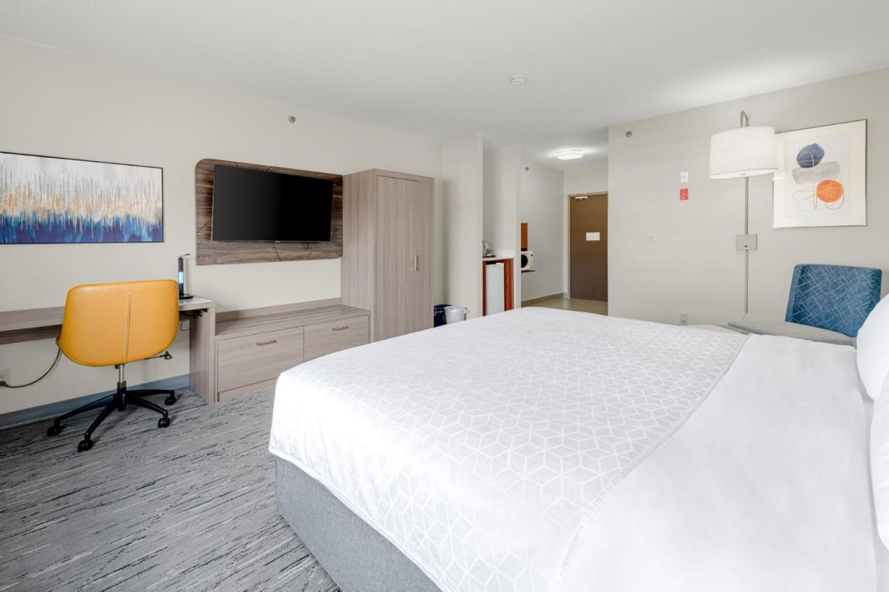 King Room with Roll-In Shower - Disability Access