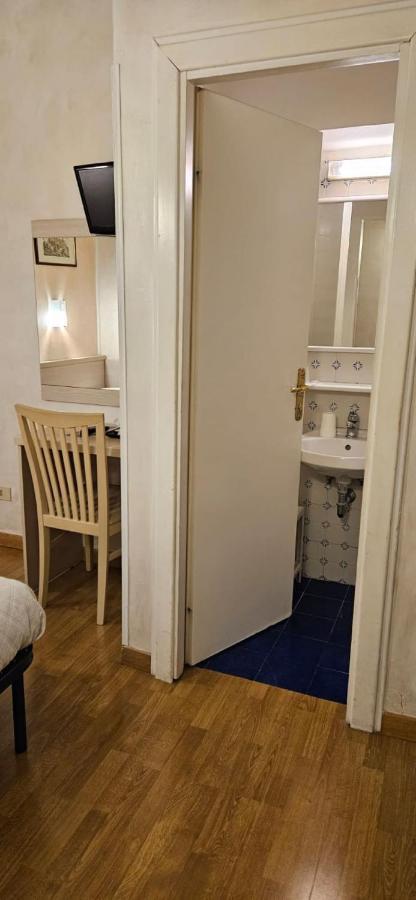 Quarto Individual Econômico com Banheiro Privativo e Chuveiro Compartilhado