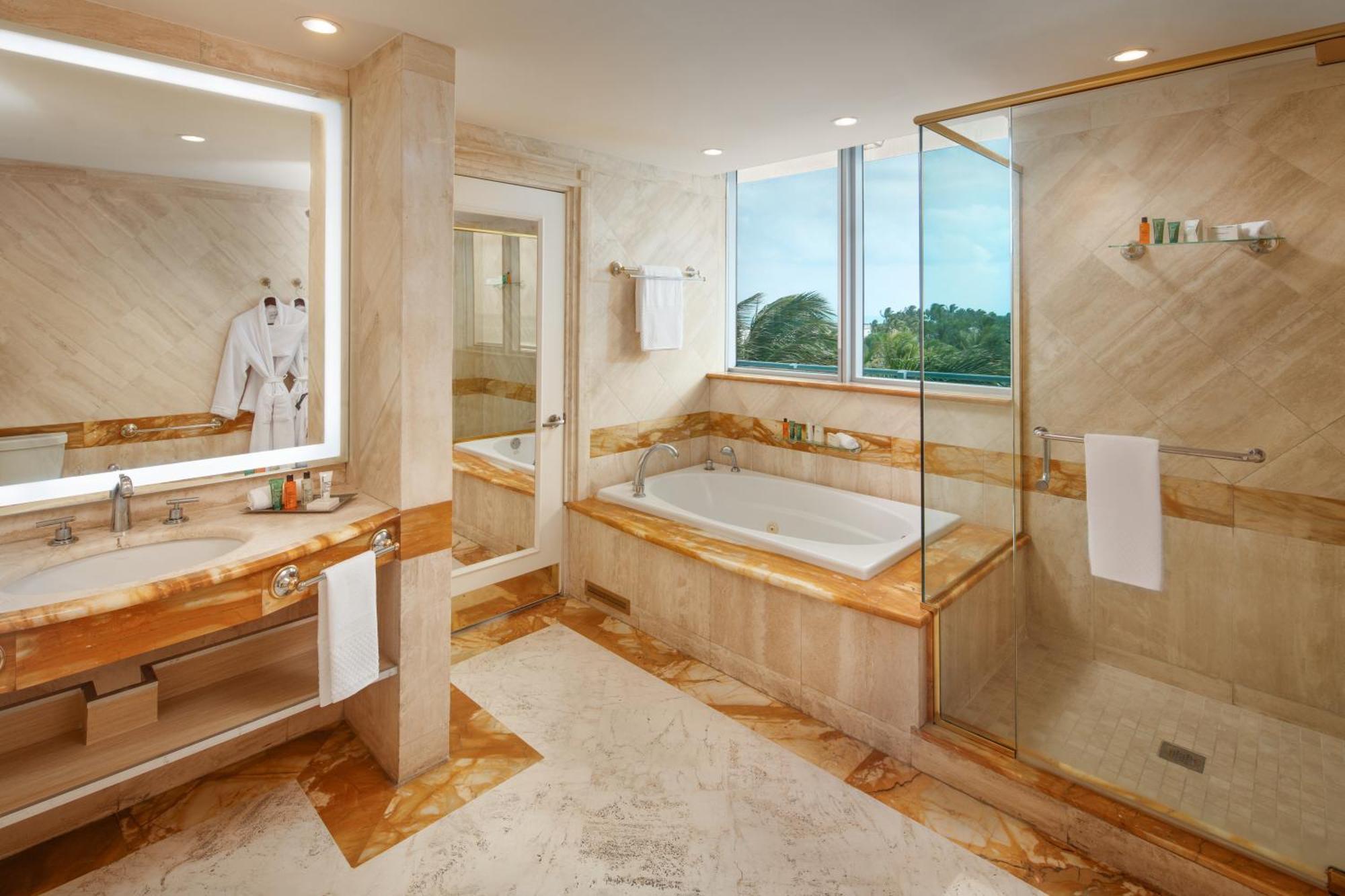 Suite King com 1 Quarto - Virado para Mar