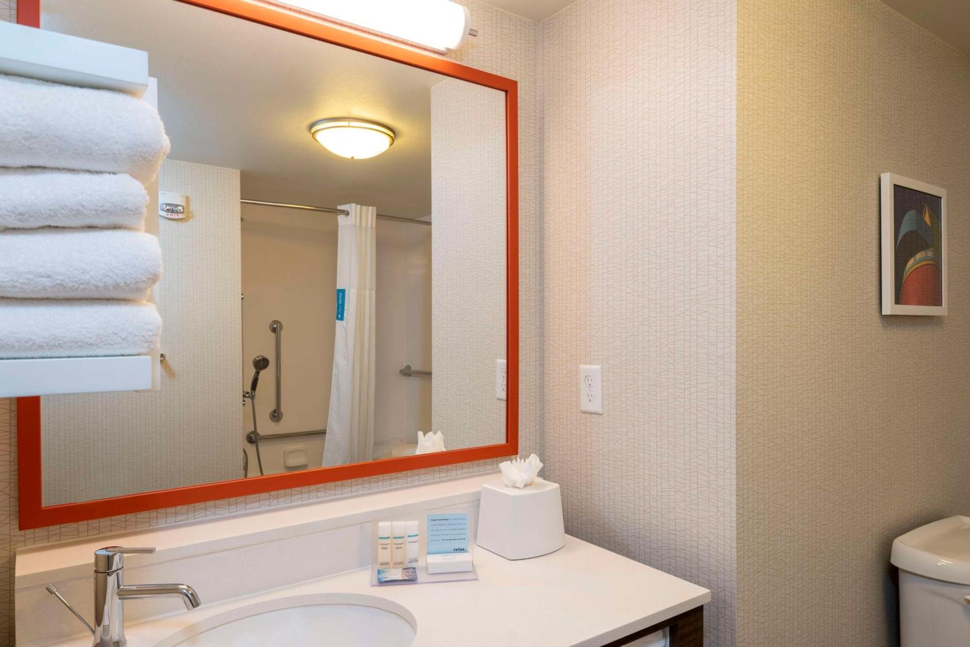 King Room with Accessible Tub - Mobility and Hearing Access/Non-Smoking