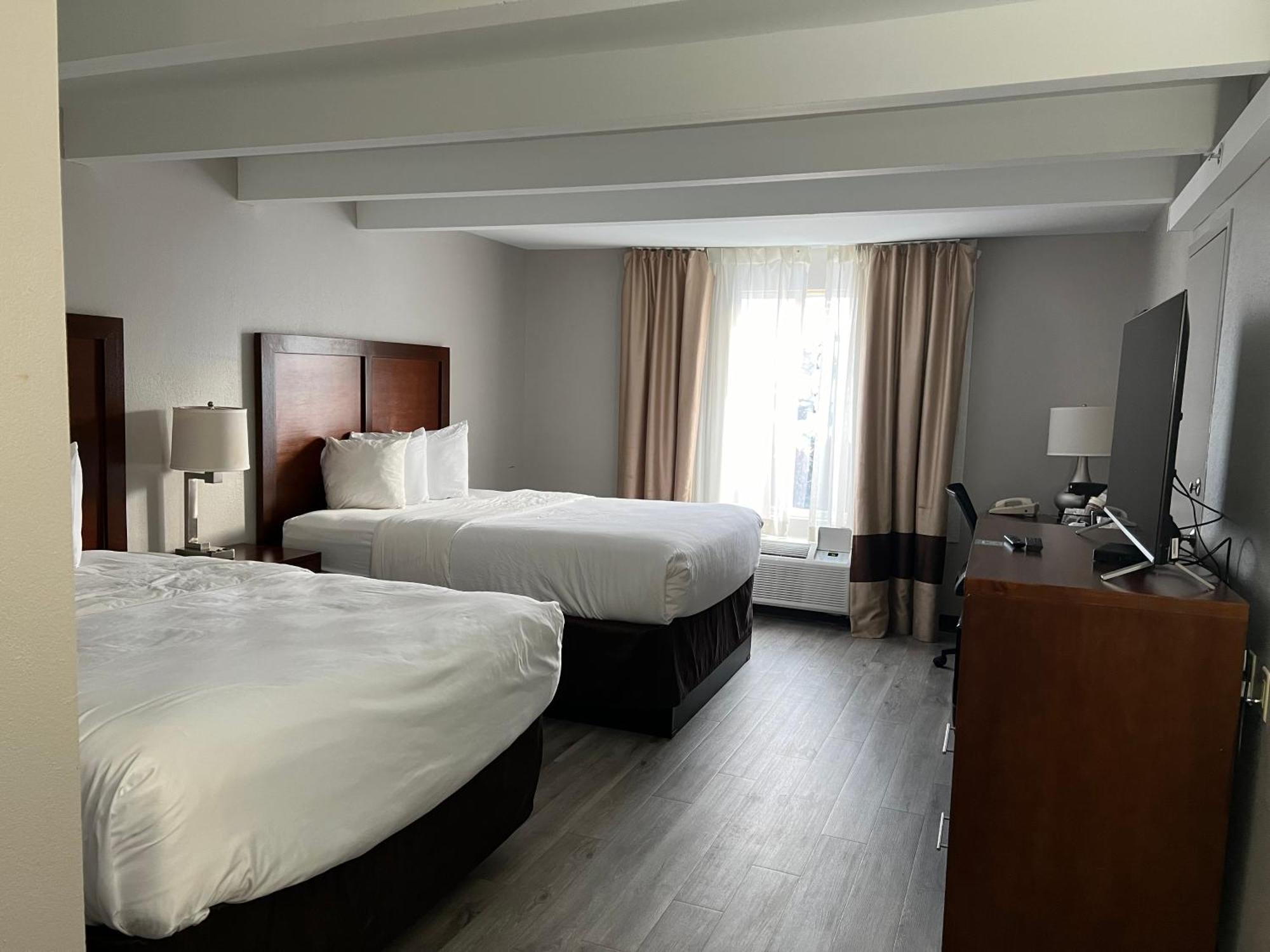 Queen Room Two Queen Beds Roll Shower Non-Smoking,1499761828:JPEG