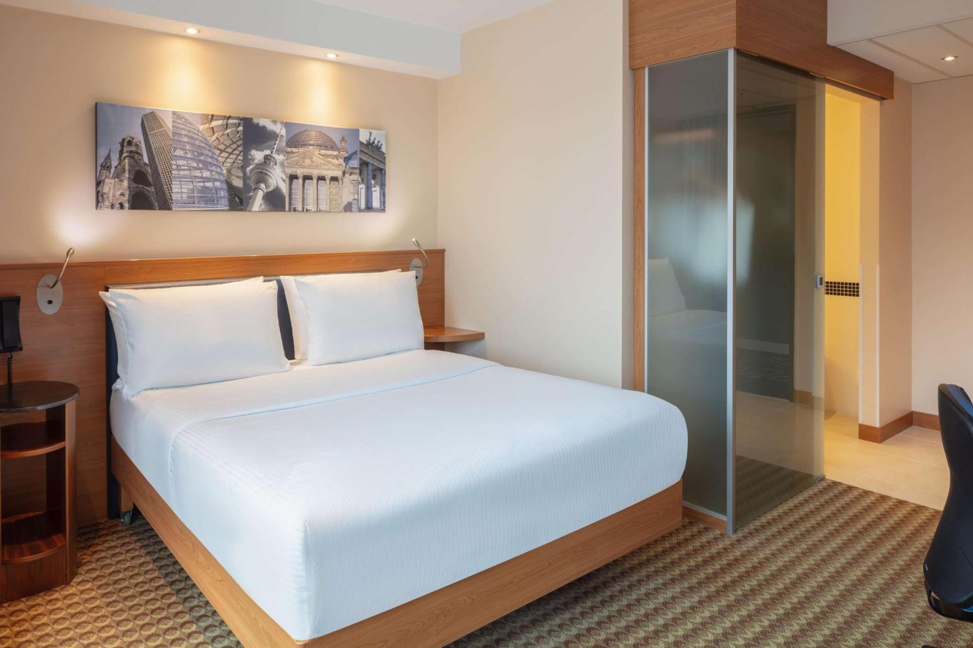 Zimmer mit Queensize-Bett und Balkon