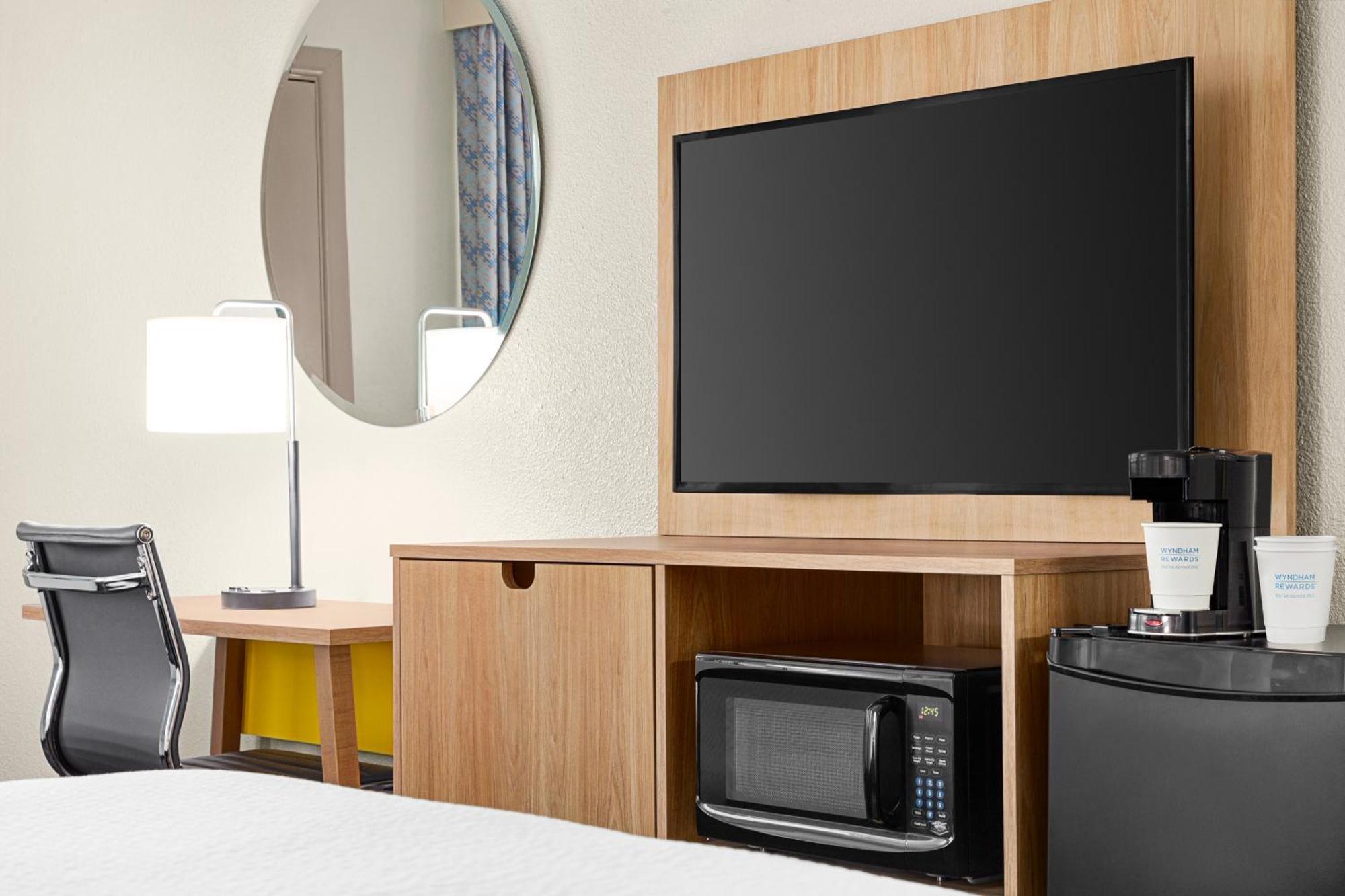 Deluxe King Room with Sofa Bed - Non-Smoking