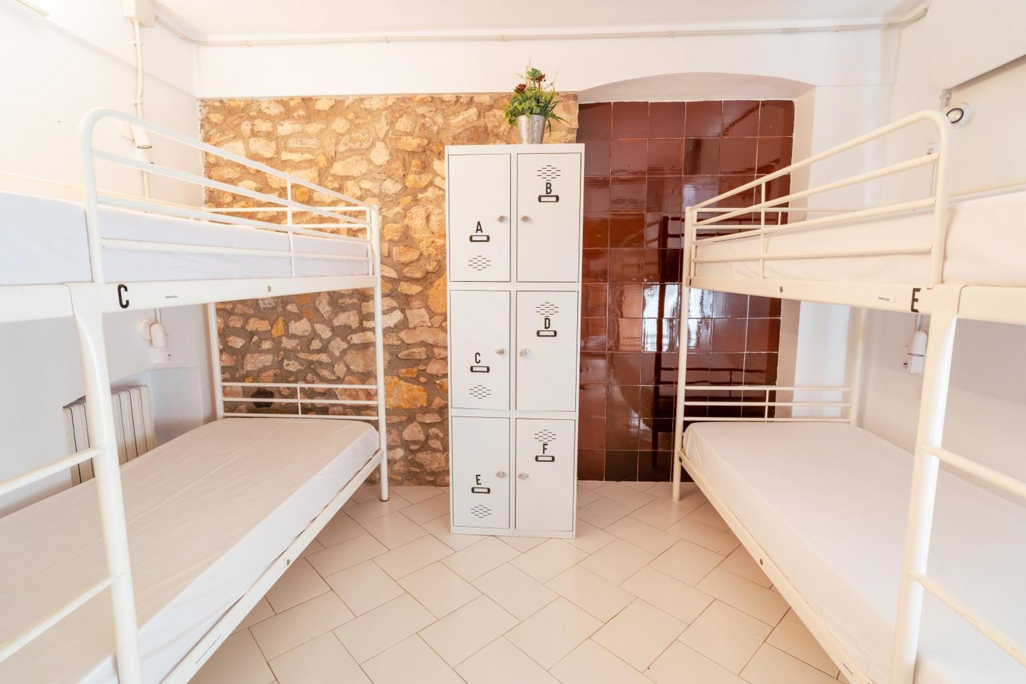 Cama en habitación compartida femenina de 6 camas