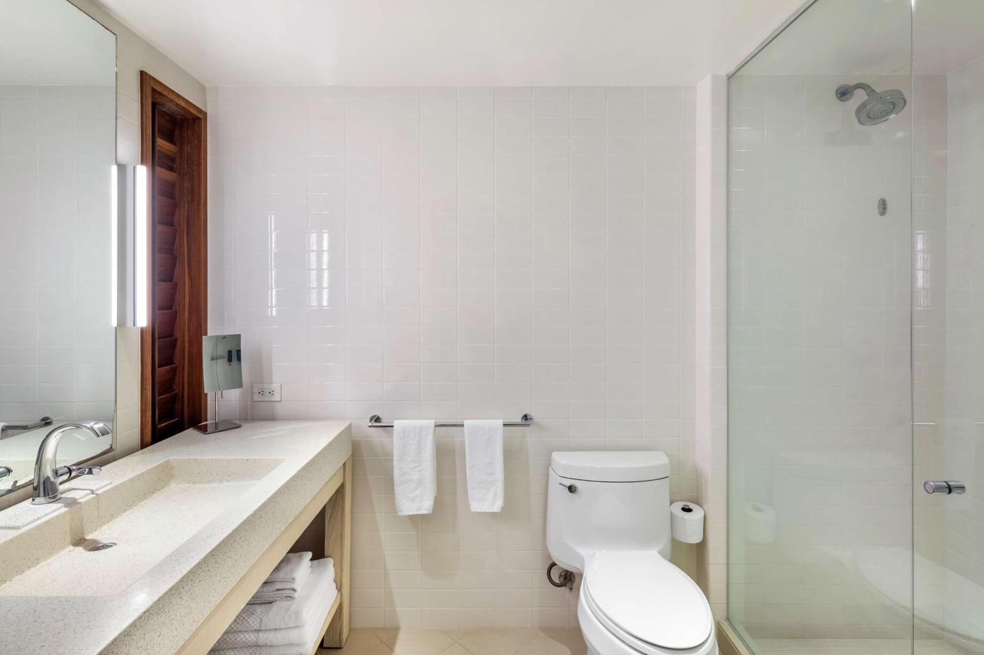 King Room with Balcony and City View,1499331022:JPEG