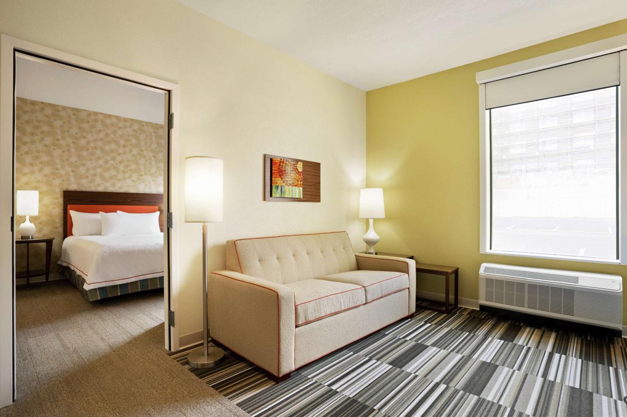 Queen Suite with Roll-In Shower - Mobility Access