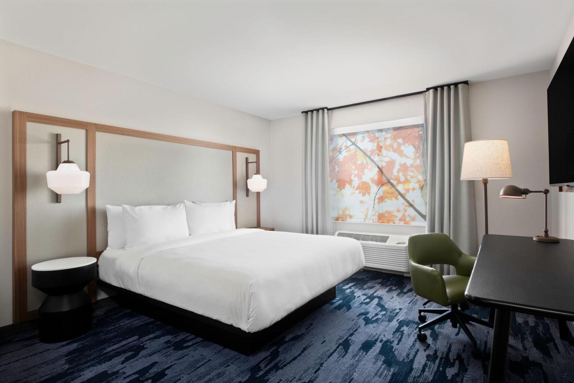 King Room with Roll-In Shower - Mobility Access/Hearing Accessible