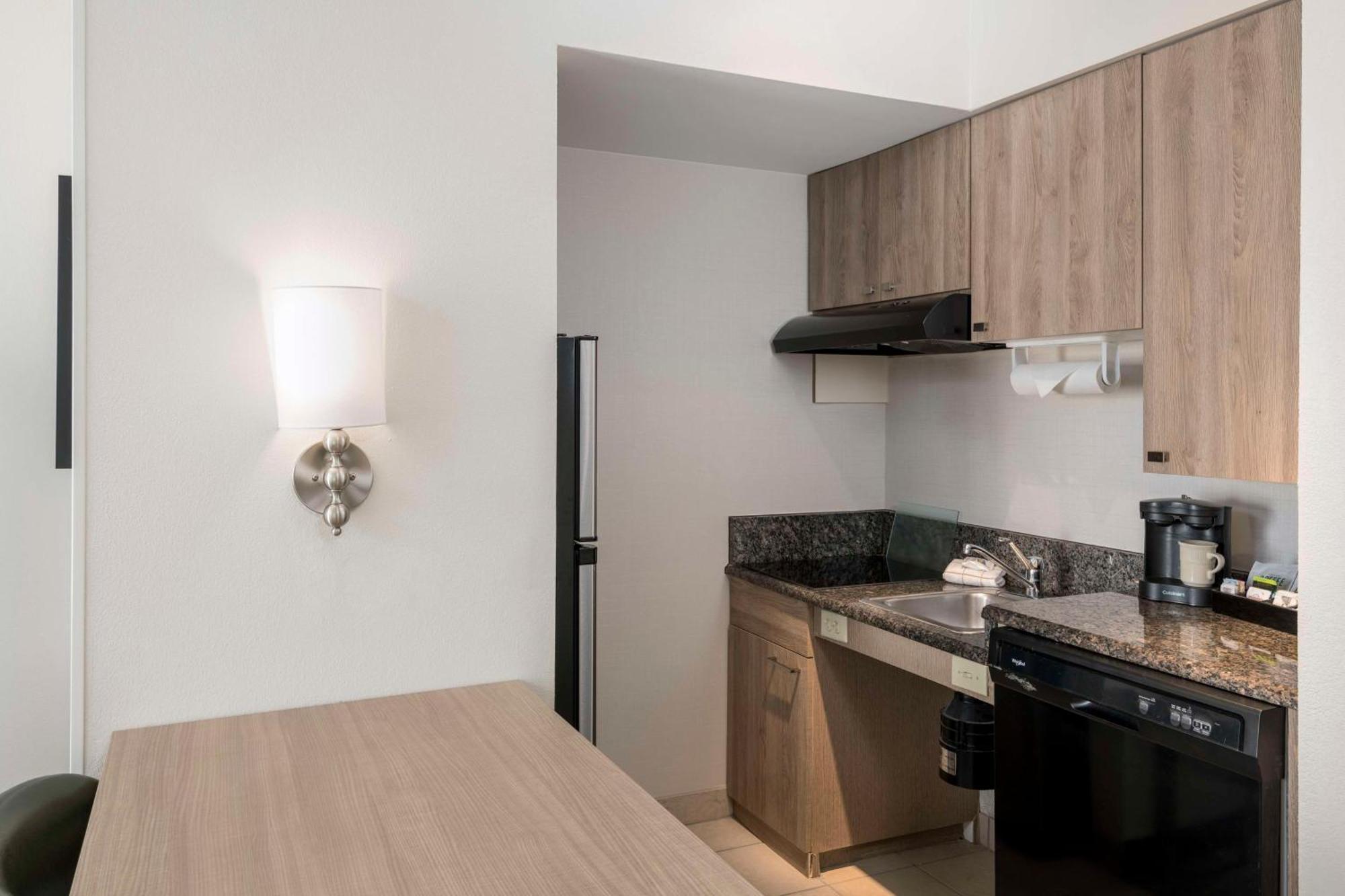 King Suite - Mobility Access/Non-Smoking