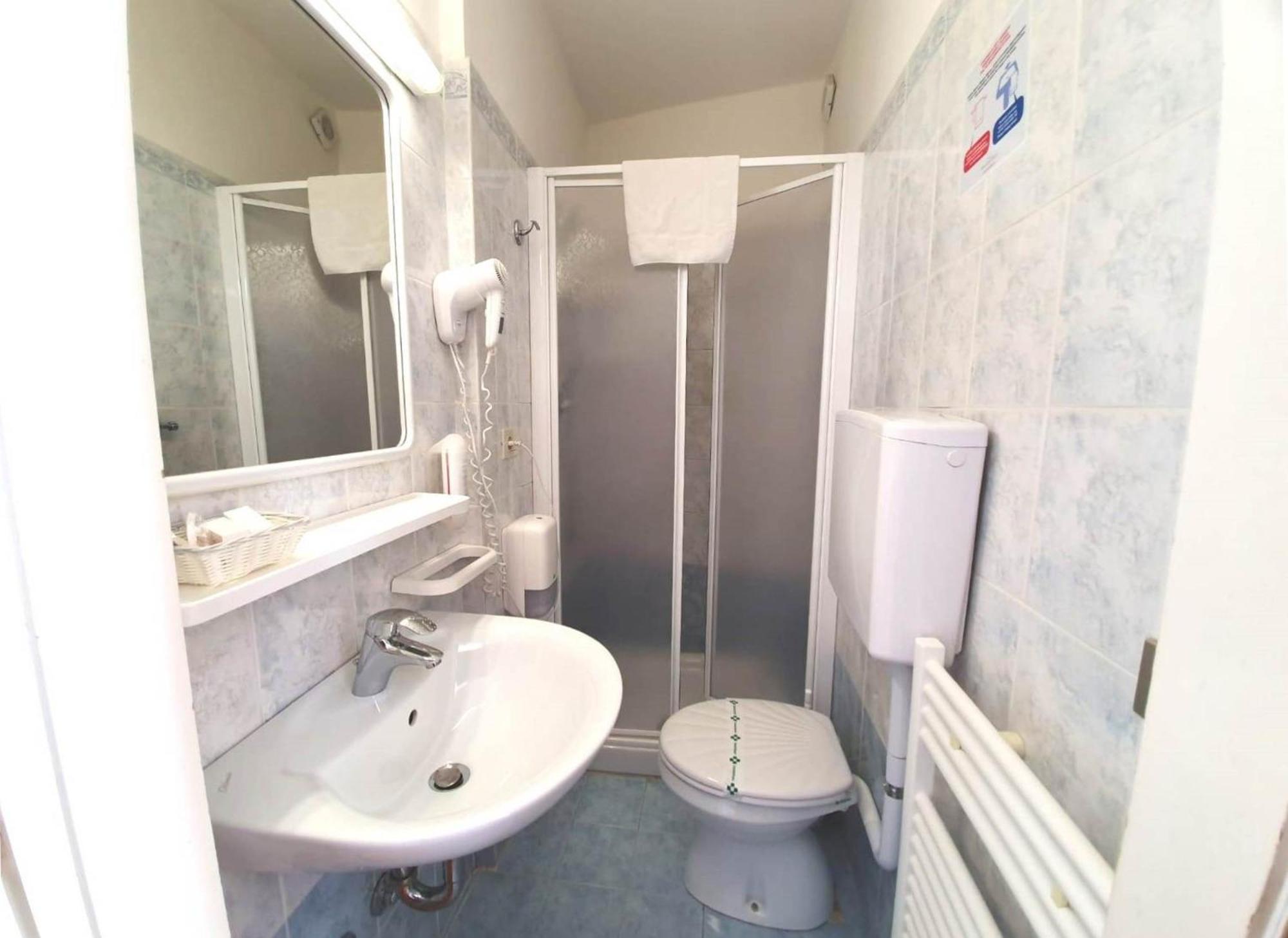 Zweibettzimmer mit eigenem Bad