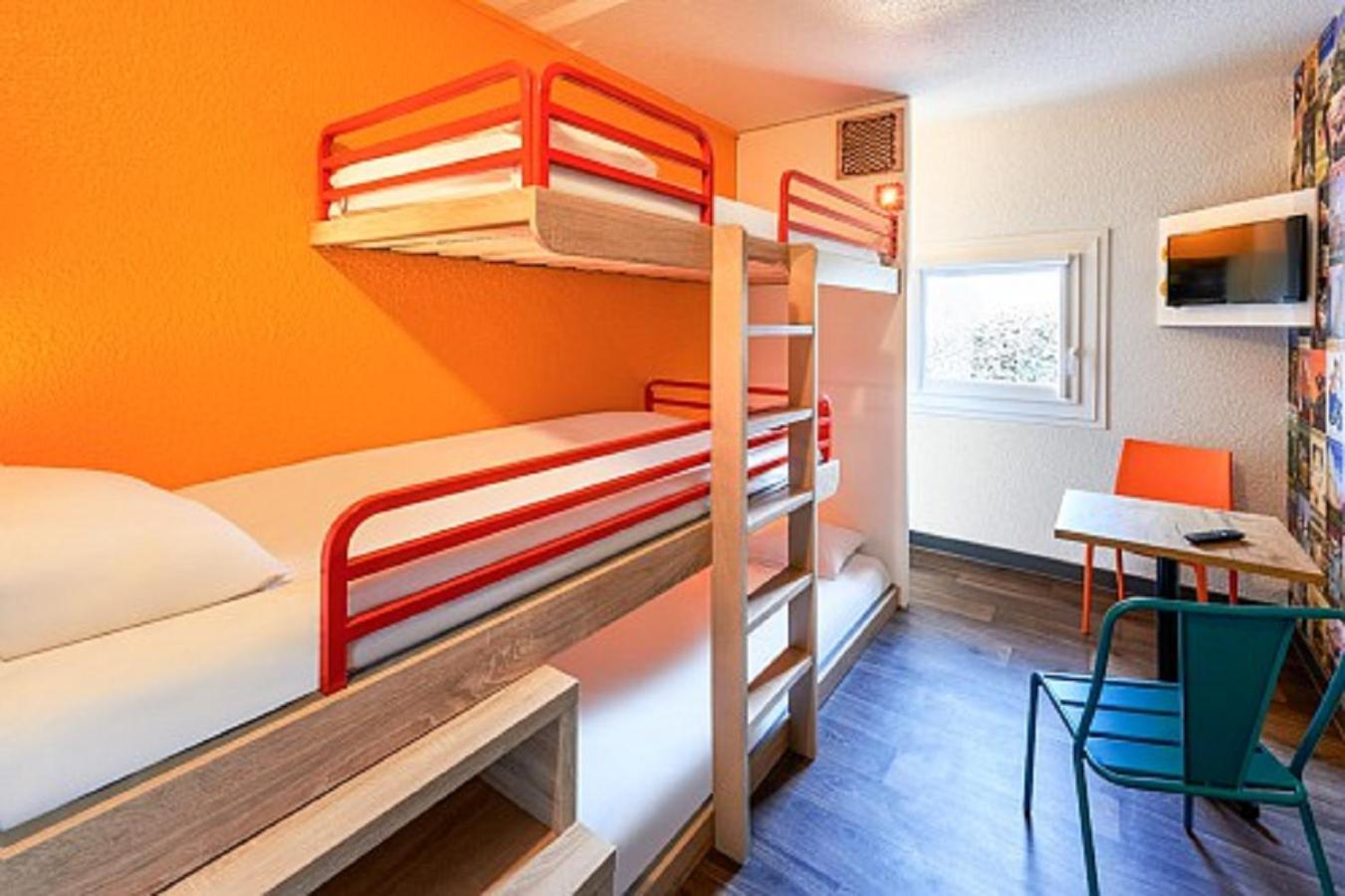 Chambre Break avec 3 Lits Simples Superposés et Salle de Bains Commune
