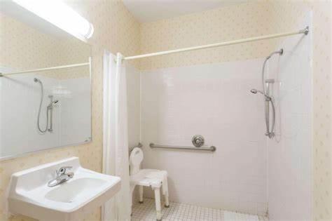 King Room Roll Shower Disability Access or Non Smoking,1526456218:JPEG
