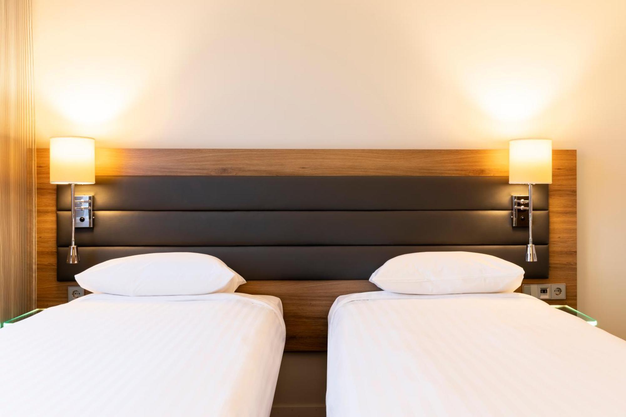 Moxy Twin Room,1634446759:JPEG