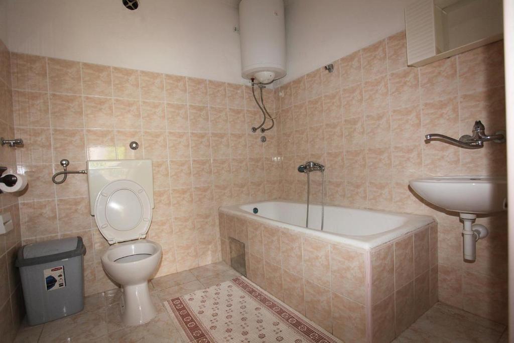 Chambre Triple avec Salle de Bains Commune et Cuisine Privative