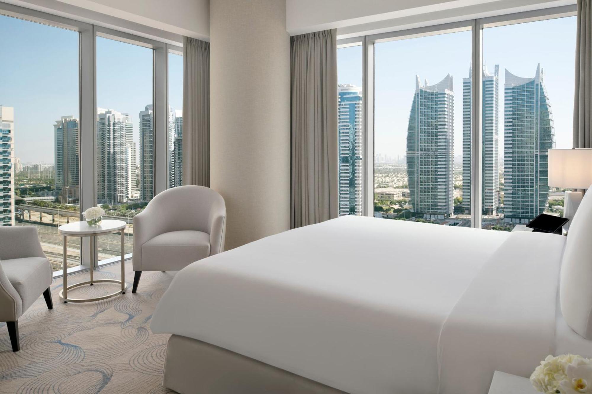 Suite Premier avec Lit King-Size, Canapé-Lit, Accès au Salon Club avec Petit-Déjeuner, Déjeuner et Dîner, Départ Tardif à 16h00, Accès Direct au Centre Commercial Dubai Marina Mall et à la Promenade Dubai Marina Walk - Vue sur Ville