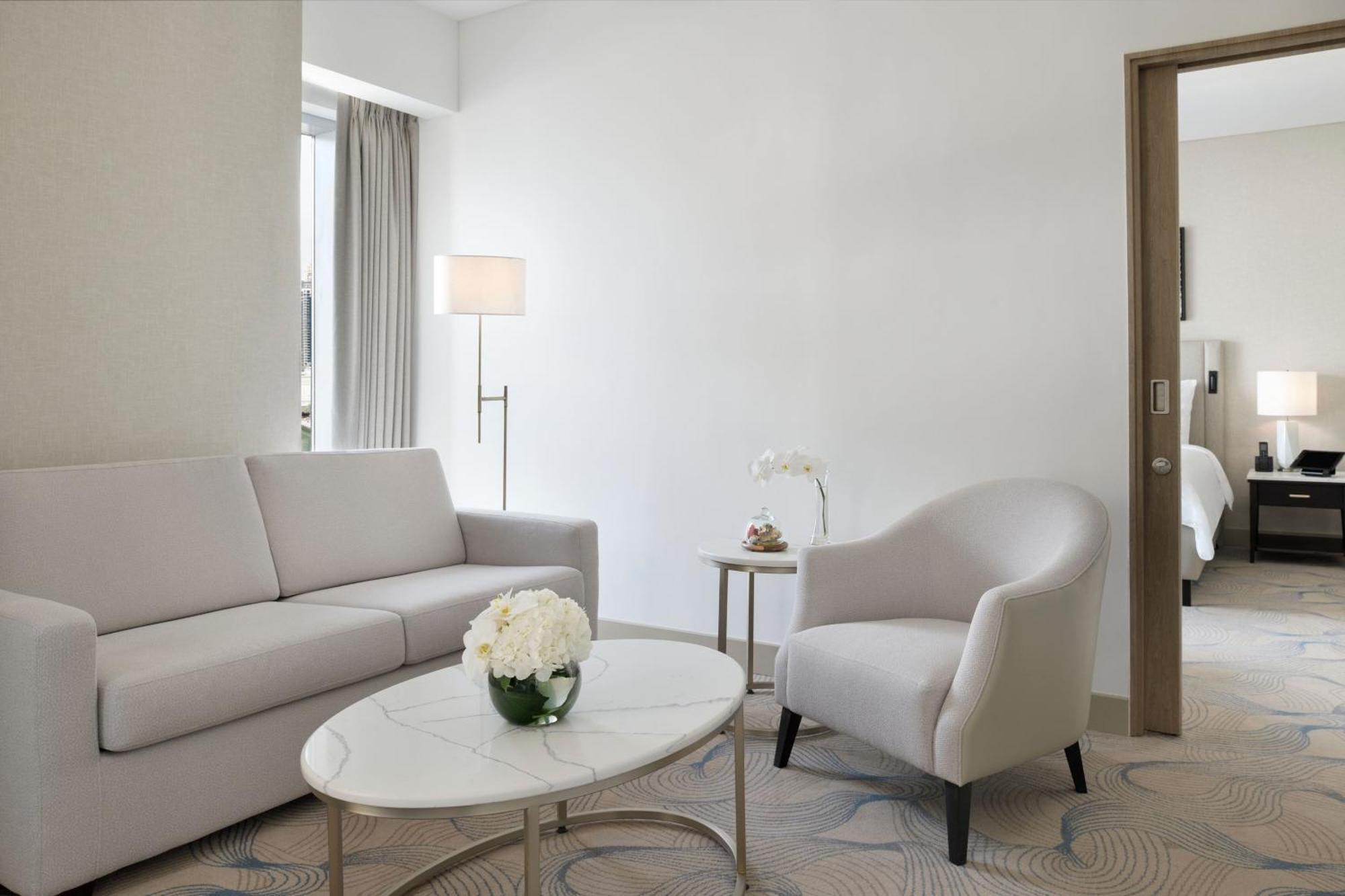 Chambre Premier avec Lit King-Size et Canapé-Lit, Accès Direct au Centre Commercial Dubai Marina Mall et à la Promenade Dubai Marina Walk - Vue sur Ville