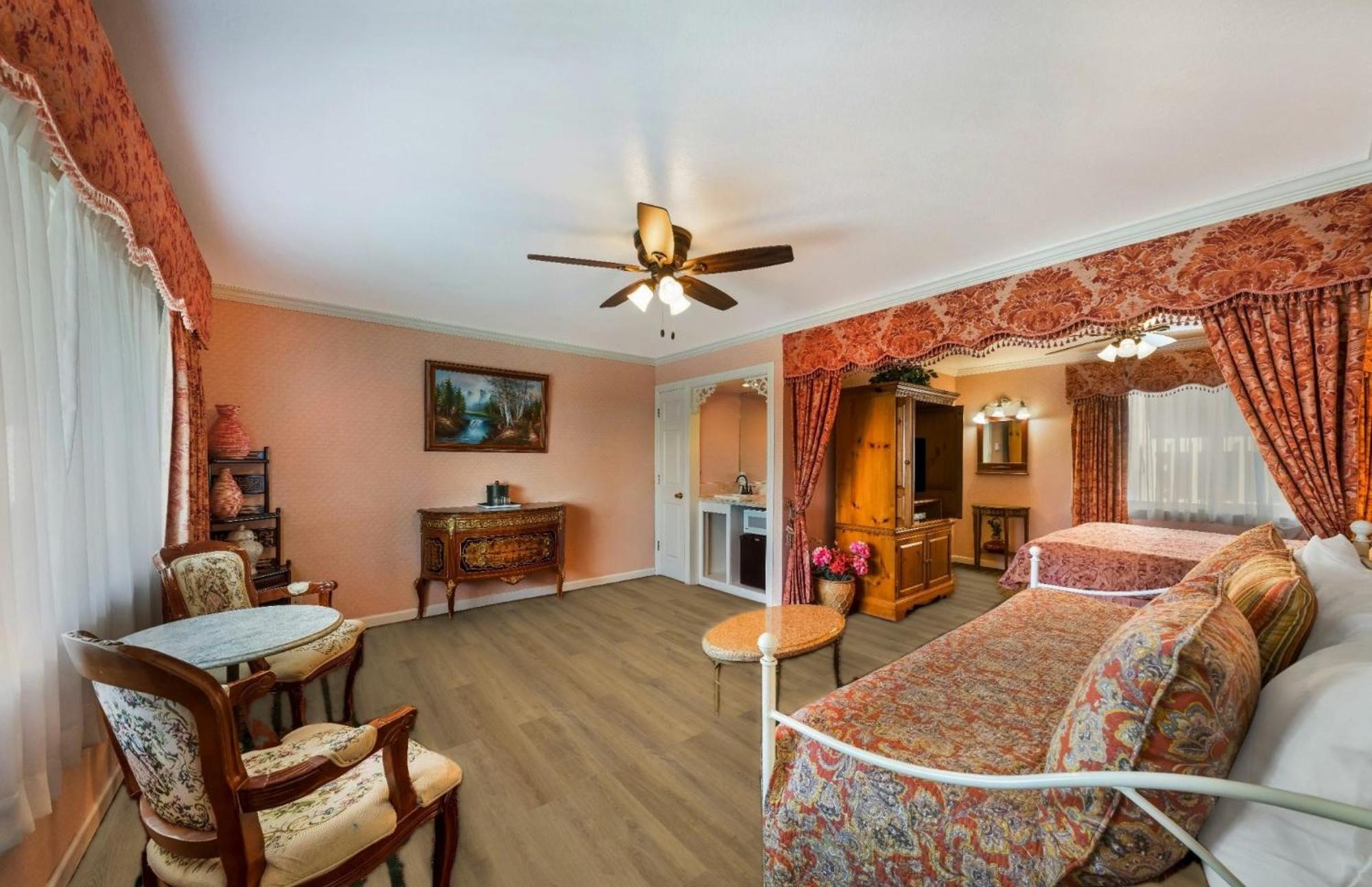 King Suite with Daybed