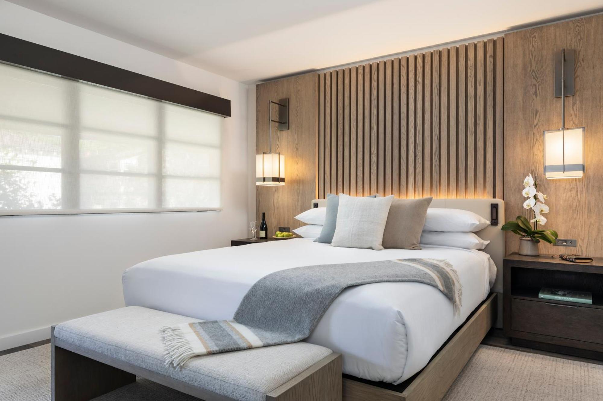 Barrierefreies Zimmer mit Kingsize-Bett