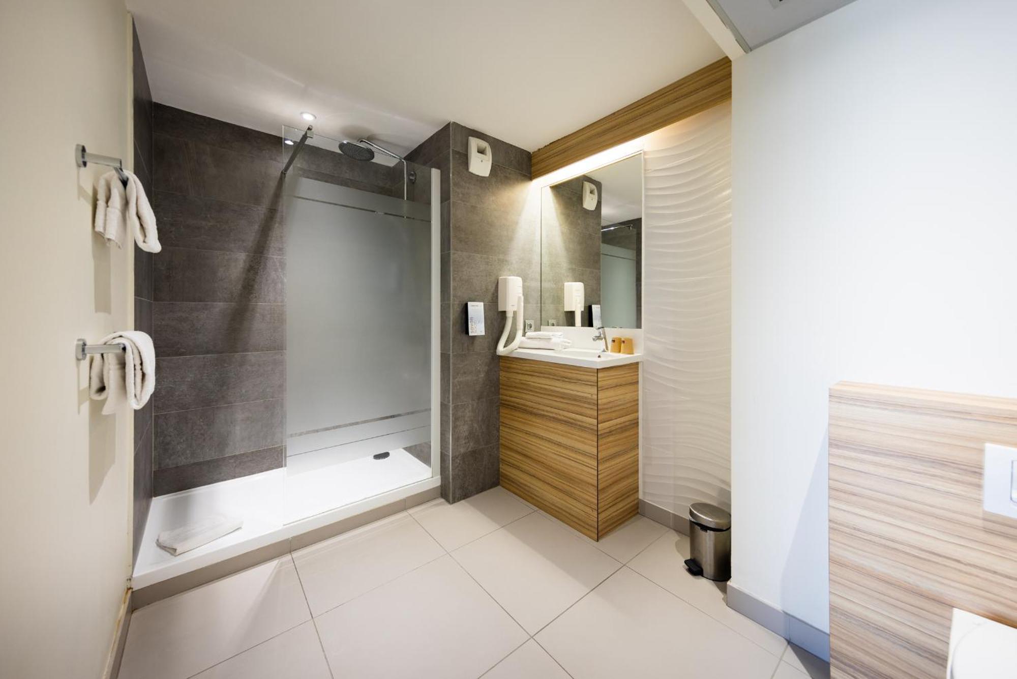 Room Next Generation - 3 Single Beds