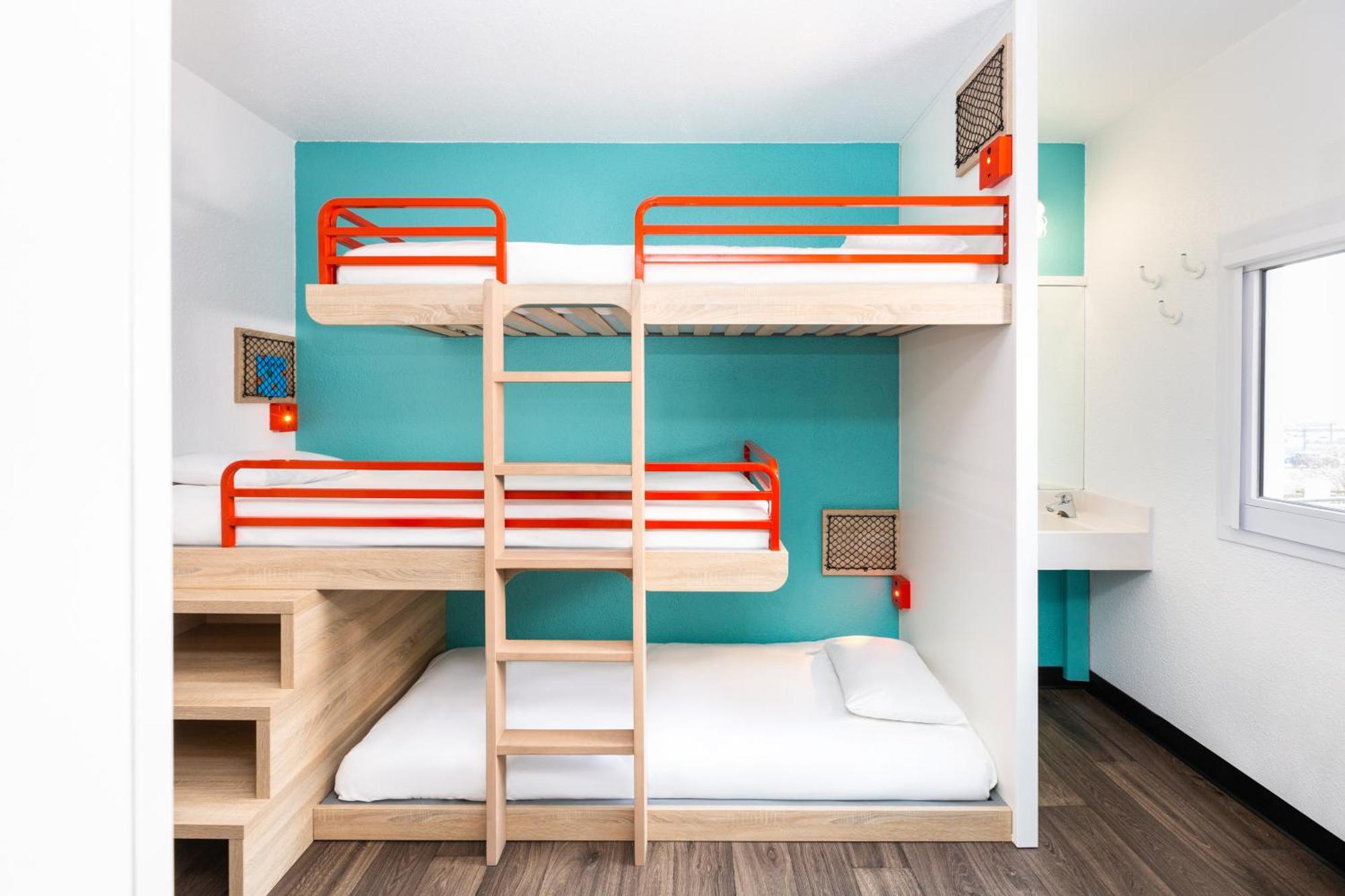 Dortoir à 6 Lits avec Salle de Bains Commune