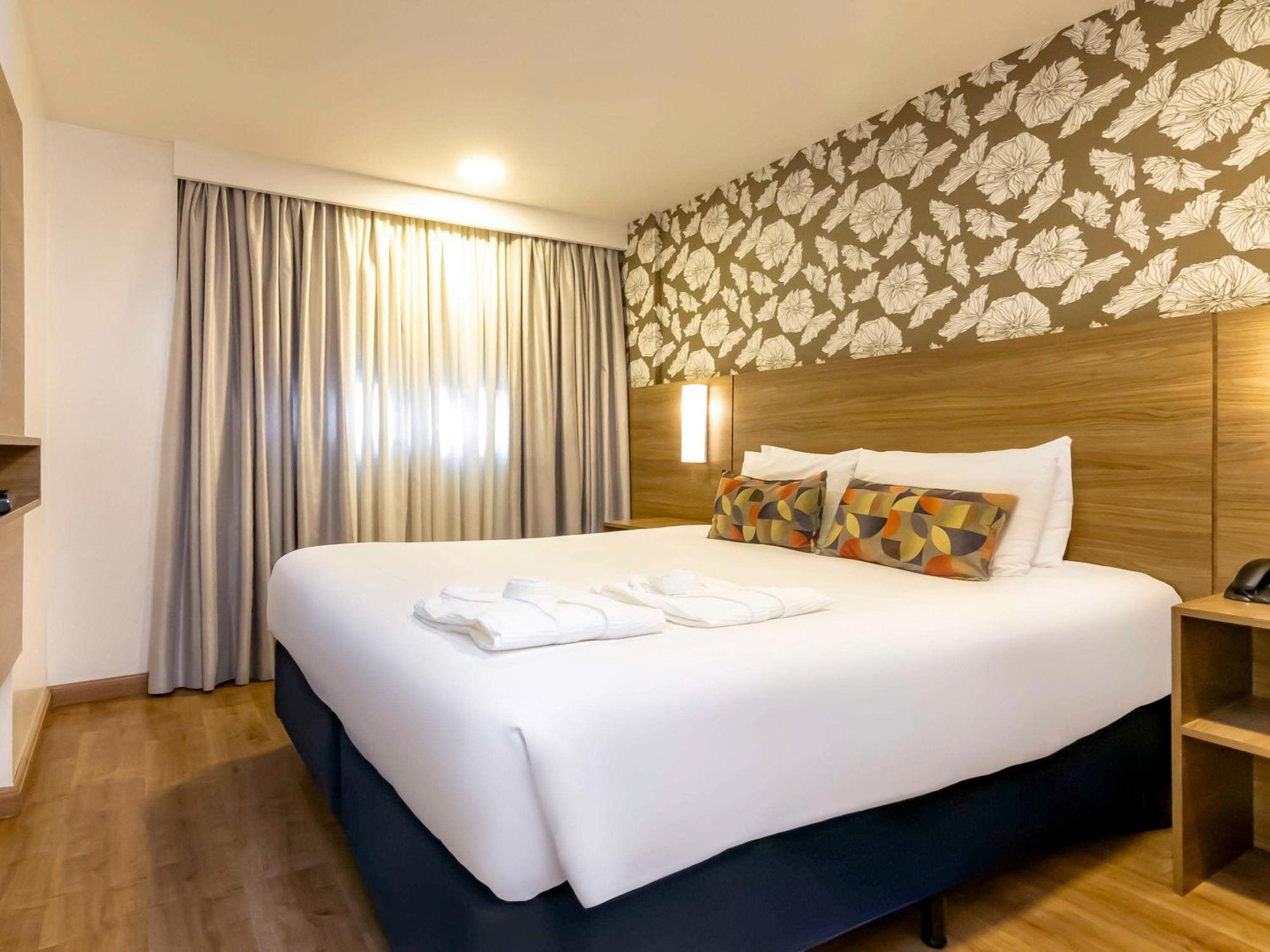 Luxo Casal - 1 Cama Queen e 1 Sofá Cama, com sacada