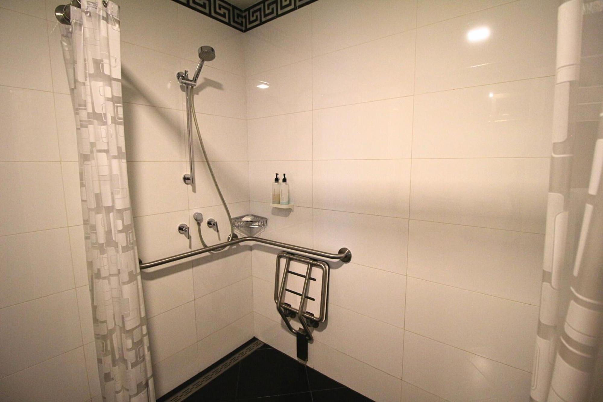 Habitación con ducha a ras de suelo, adaptada para personas de movilidad reducida - Cama extragrande