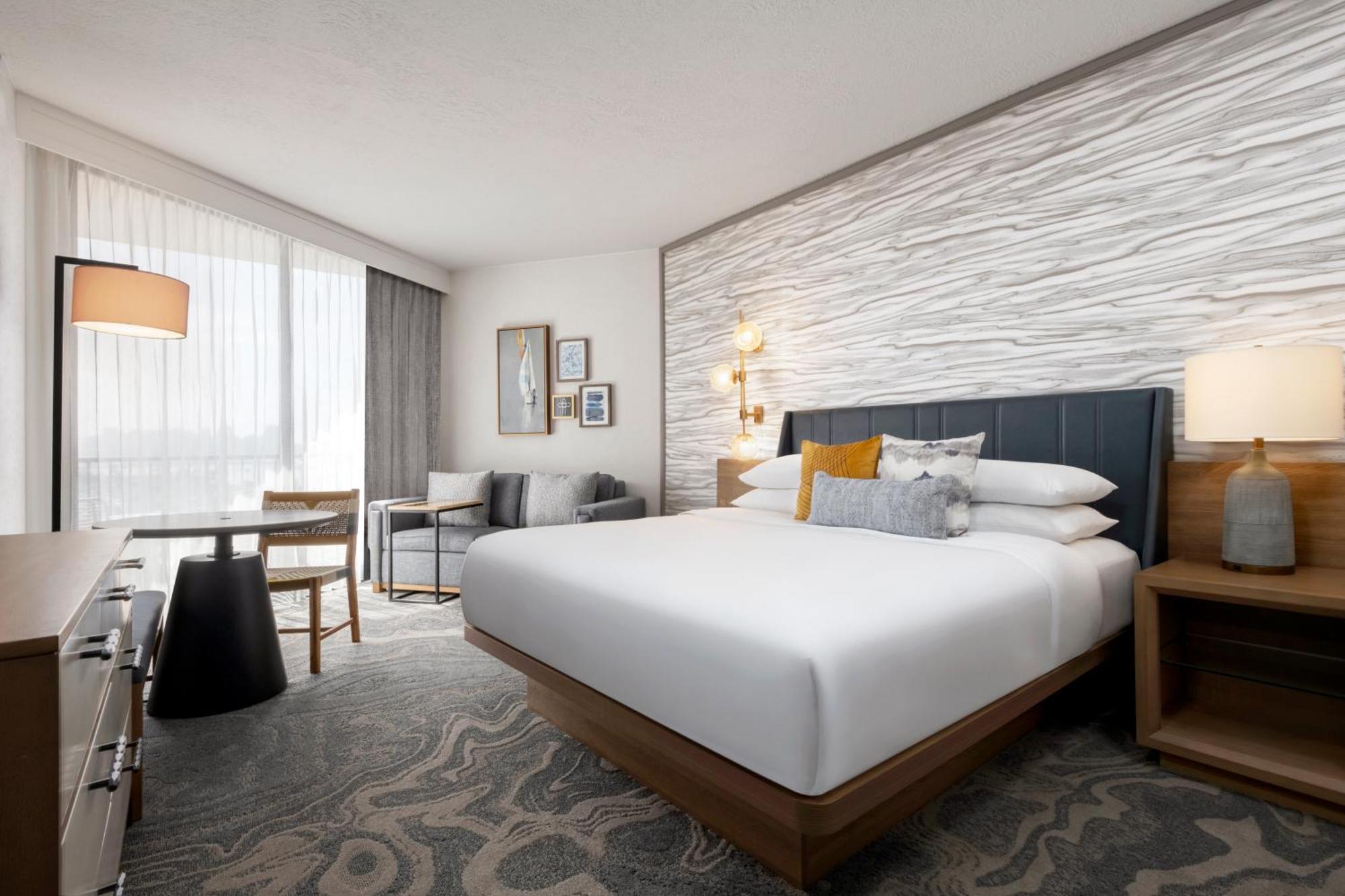 1 King Bed Marina Tower Traditional Guest Room,1643136164:JPEG