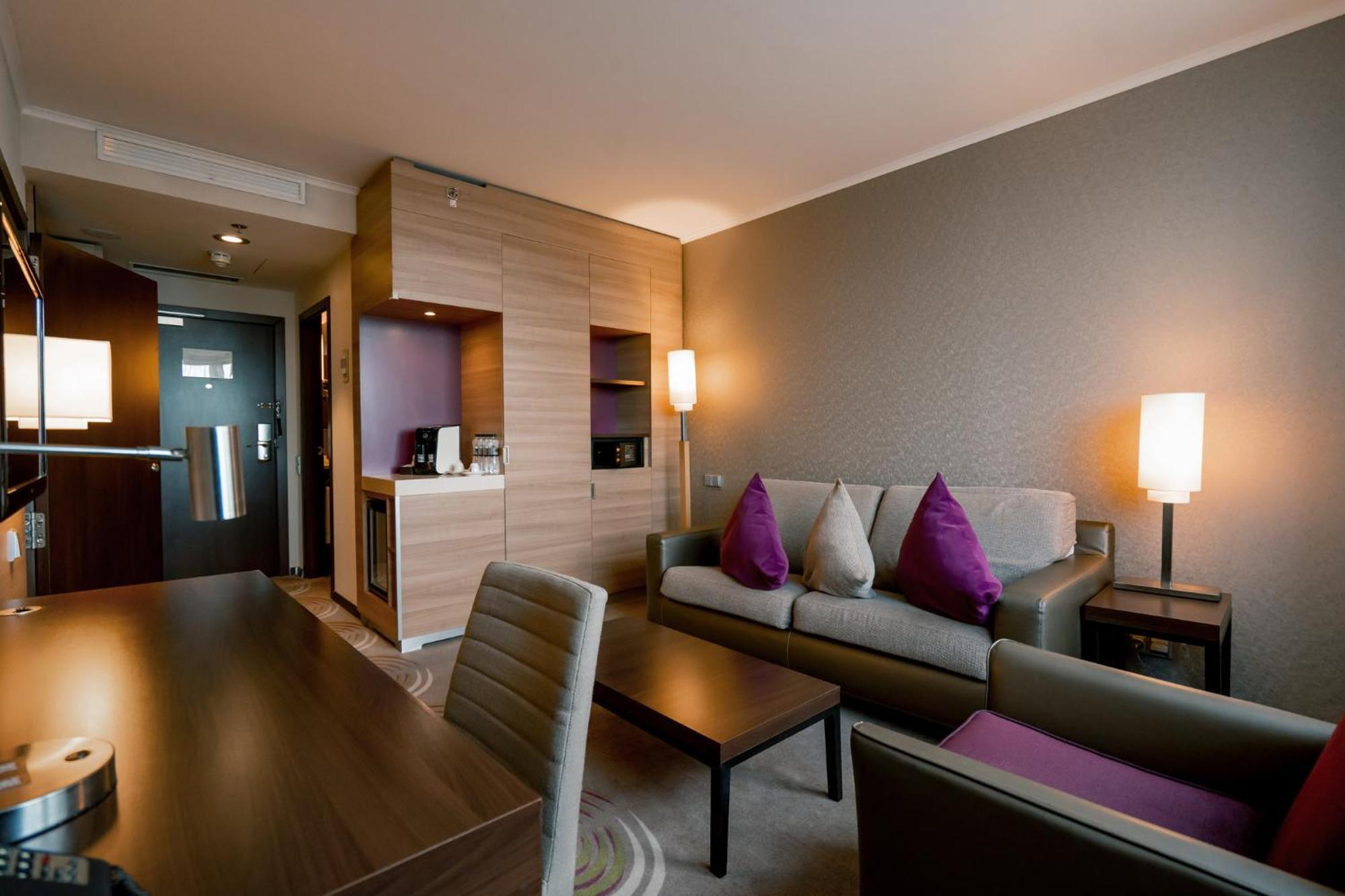 Suite met Kingsize Bed en Uitzicht op de Stad