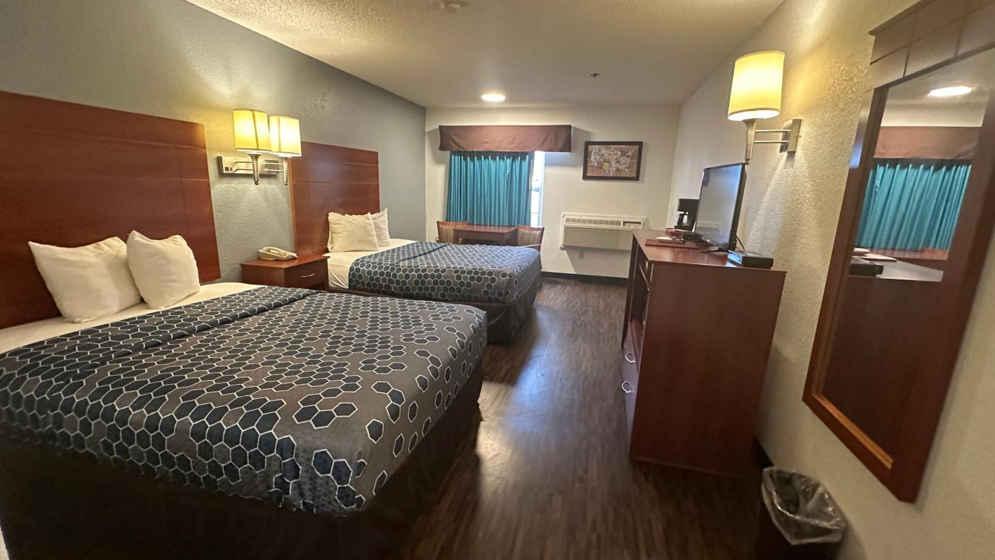 Queen Room with Two Queen Beds and Tub - Smoking