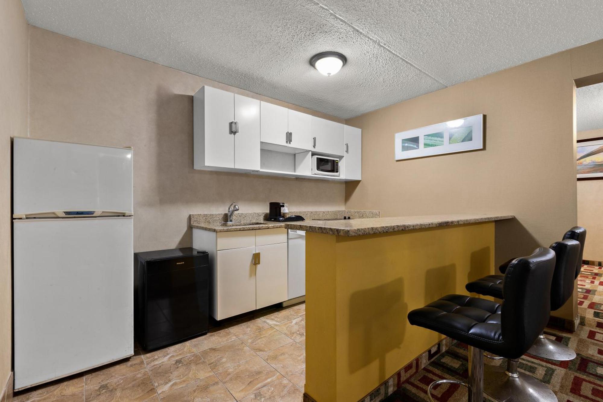 Efficiency Queen Suite with Living room - Non Smoking