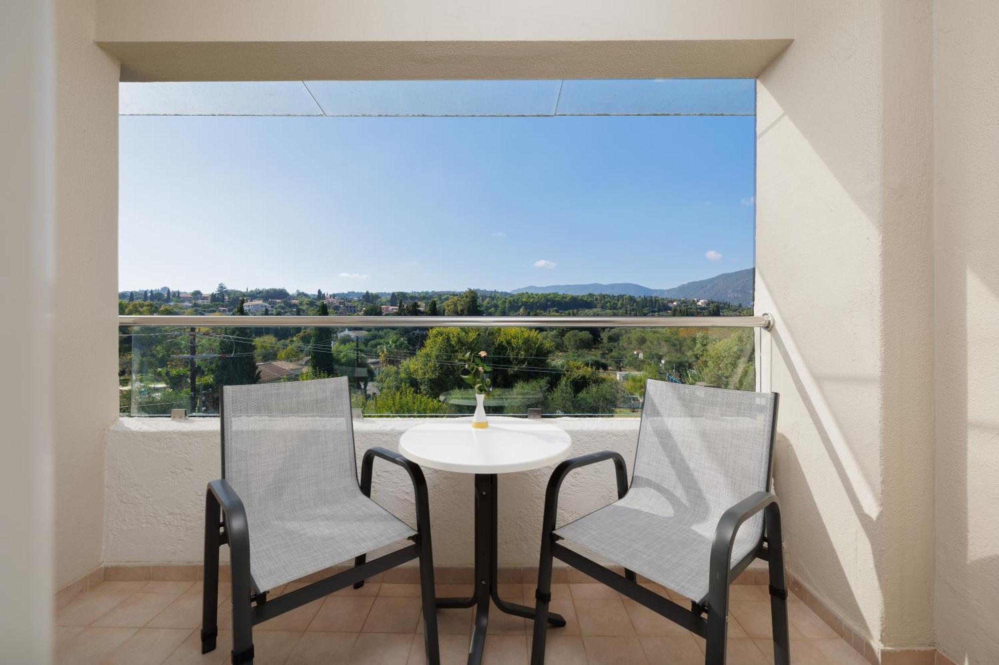 Dreibettzimmer mit Bergblick