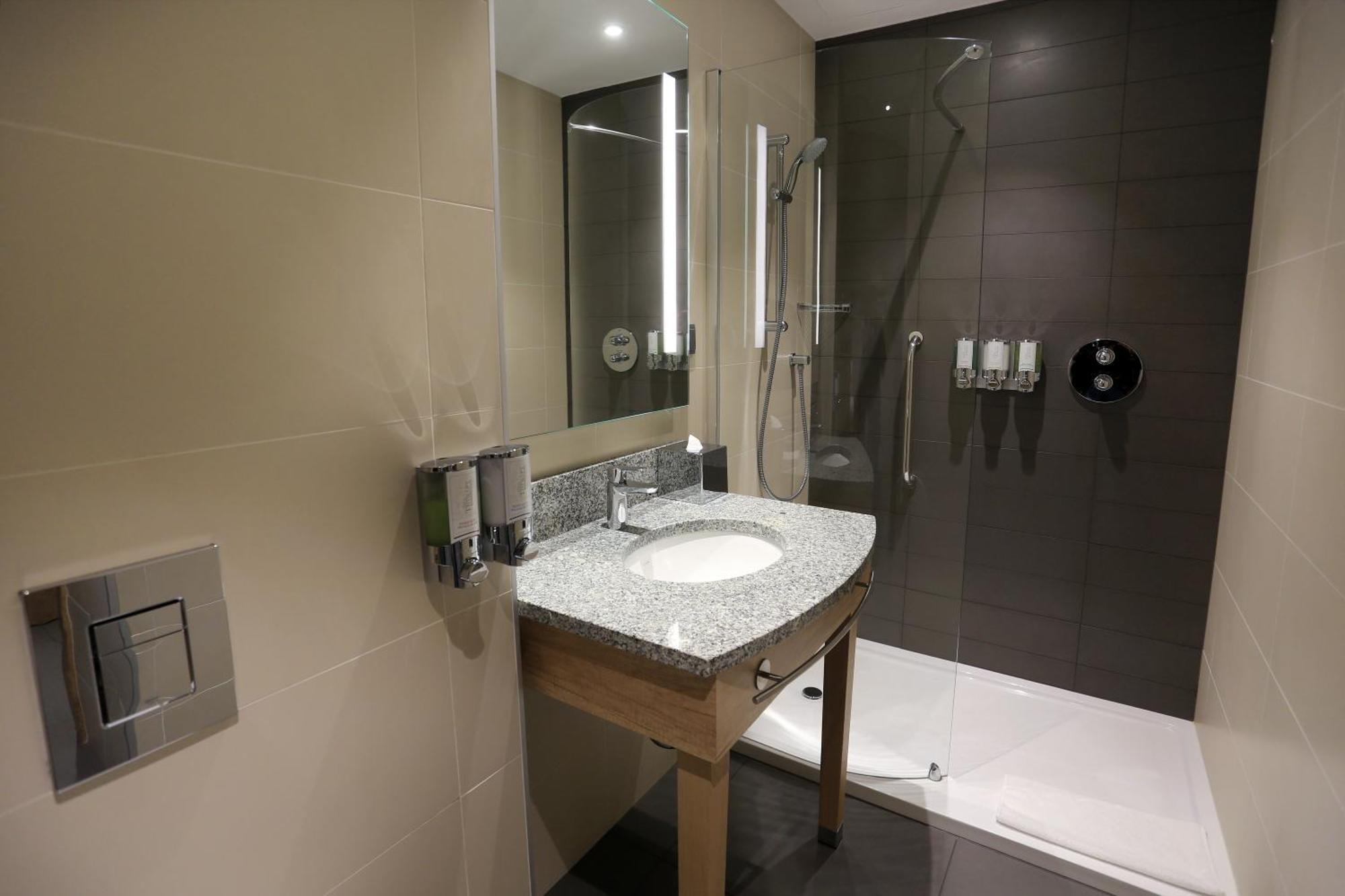 Familienzimmer mit 2 Queensize-Betten und Stadtblick