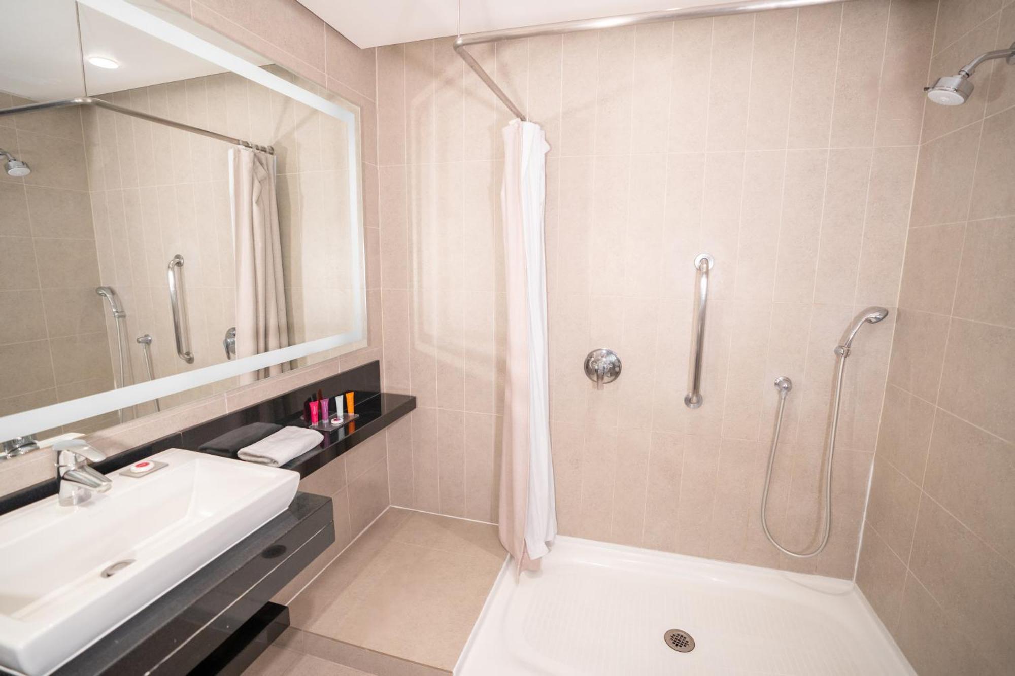 Habitación con cama grande