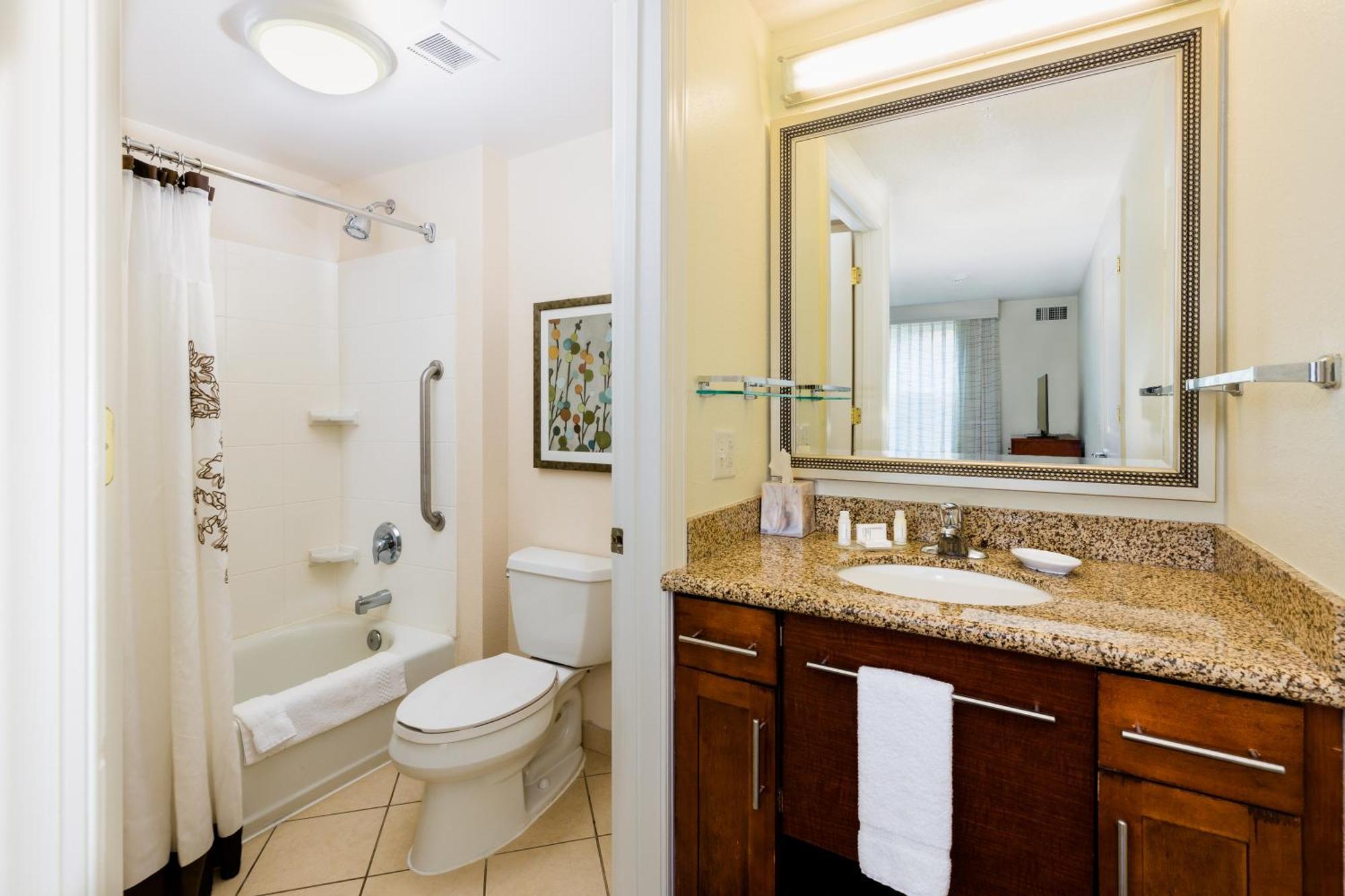 King Studio with Sofa Bed and Adapted Tub - Mobility Accessible