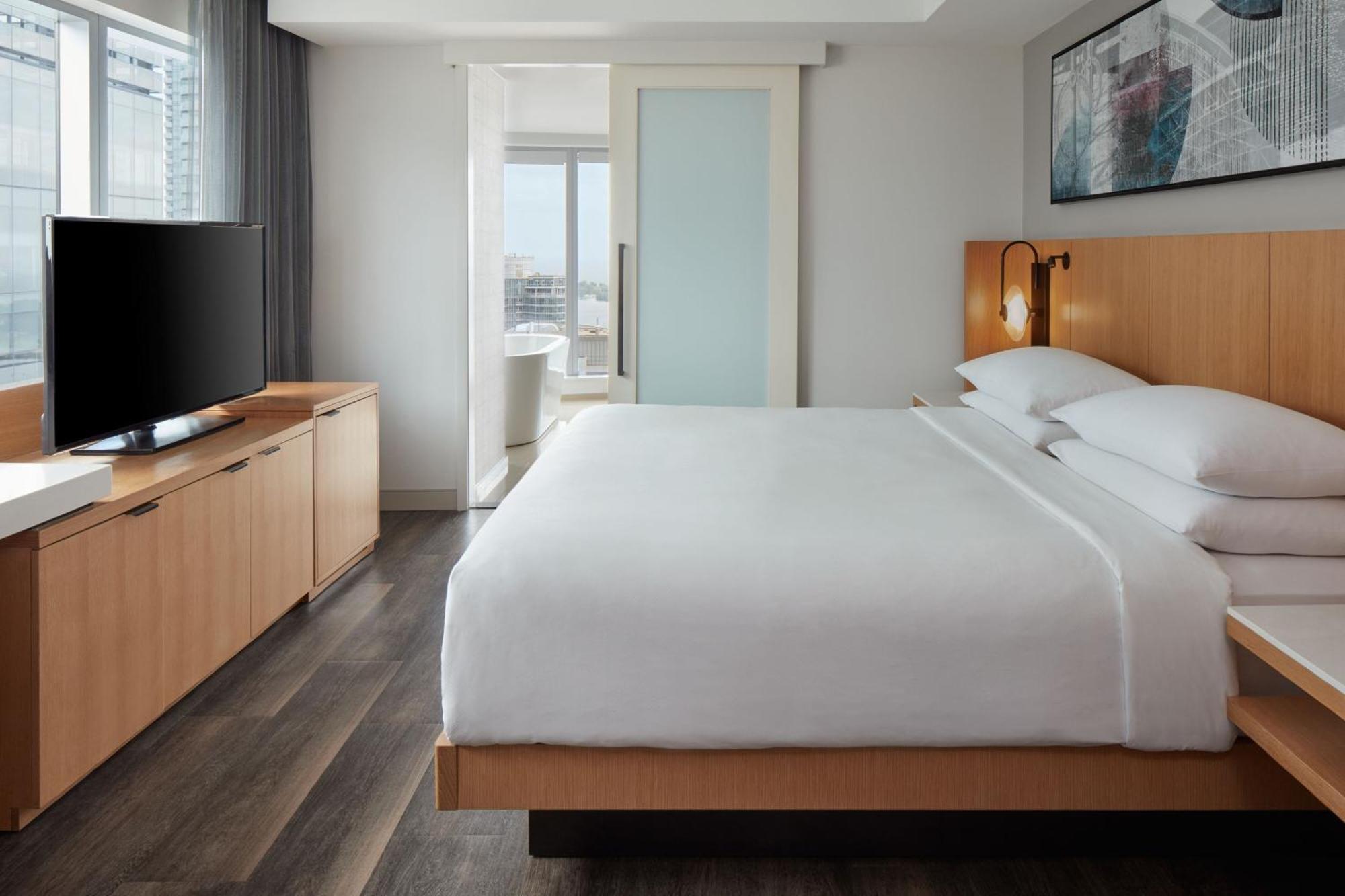 Corner King Room with Deep Soaking Bathtub,1538556037:JPEG