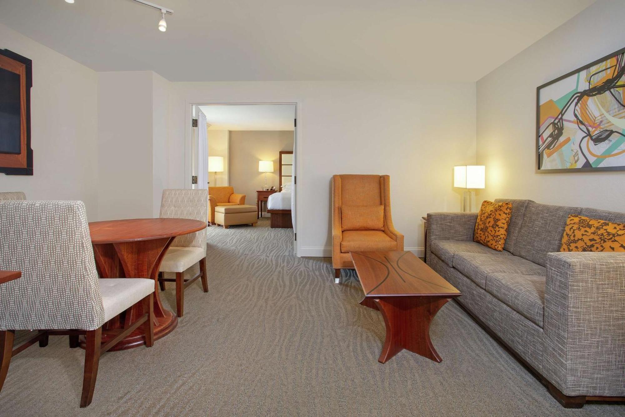 One-Bedroom King Suite with Roll-in Shower - Mobility/Hearing Access,1538604076:JPEG