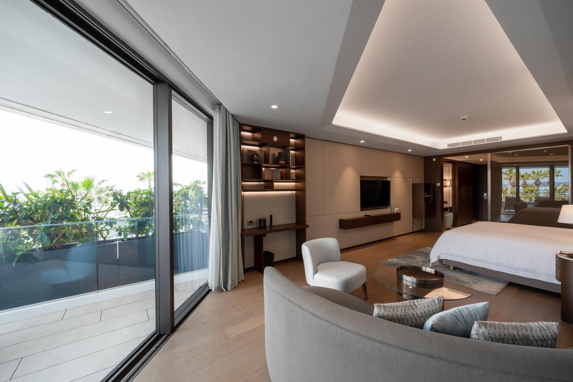 Zimmer Reges Retreat mit 1 Kingsize-Bett, Balkon und Meerblick