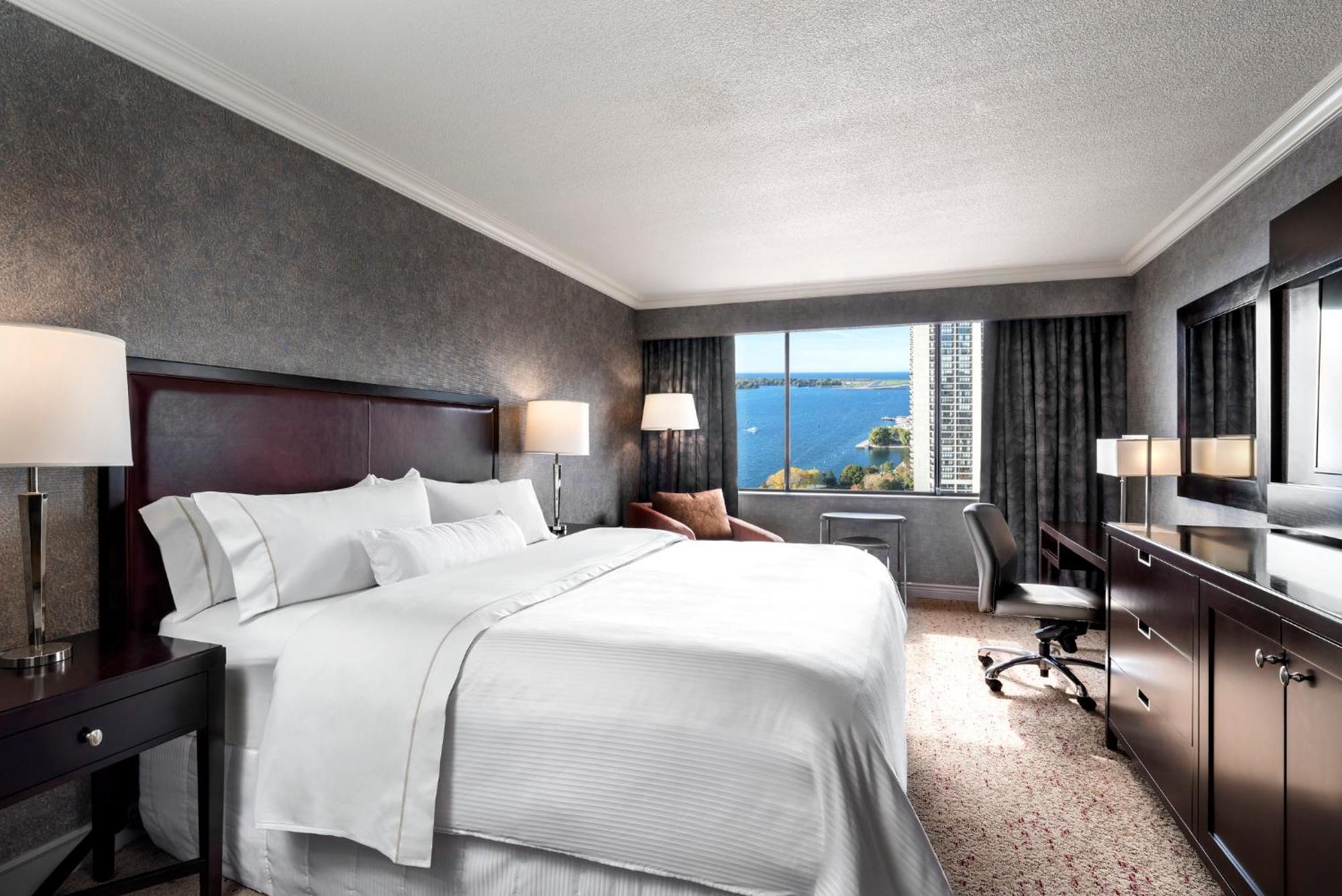 Zimmer mit 1 Kingsize-Bett und Seeblick