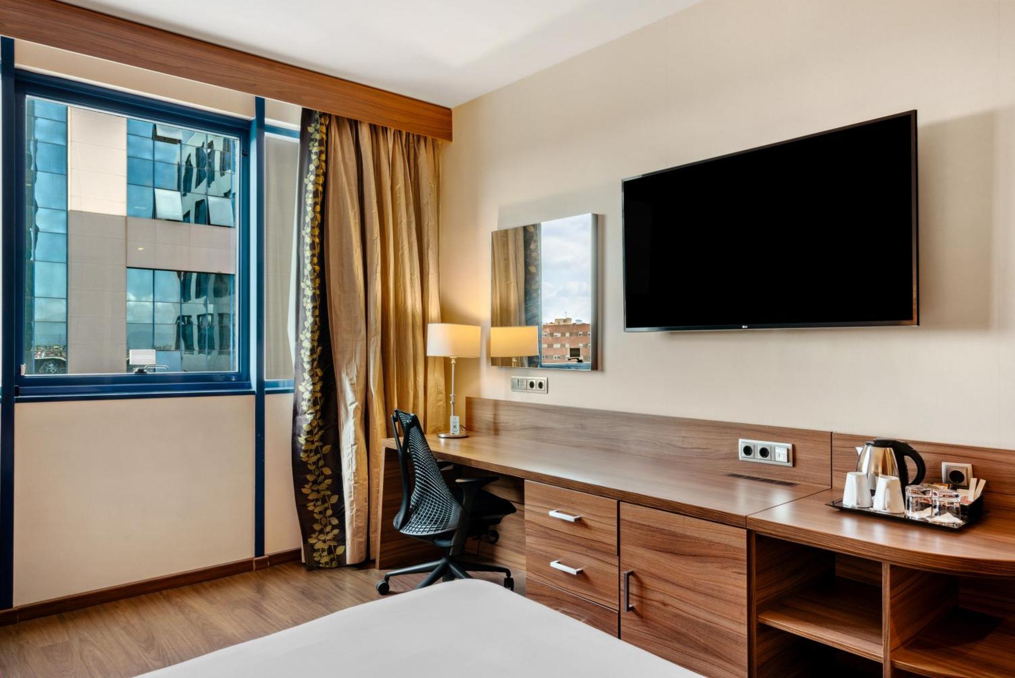 Habitación con cama grande