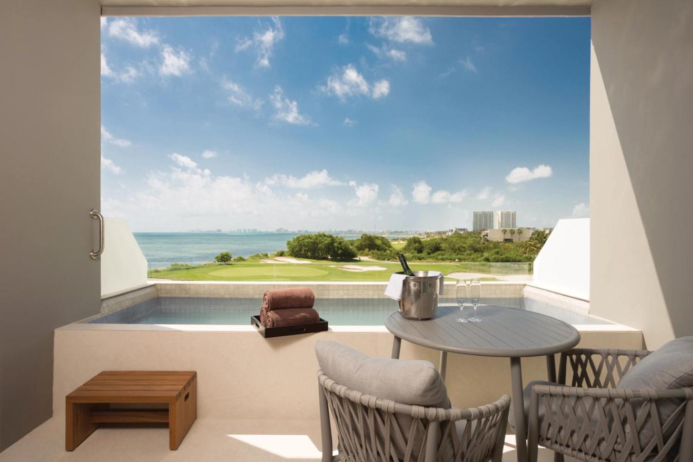 Preferred Club Deluxe Ocean View Plunge Pool 2 Queens