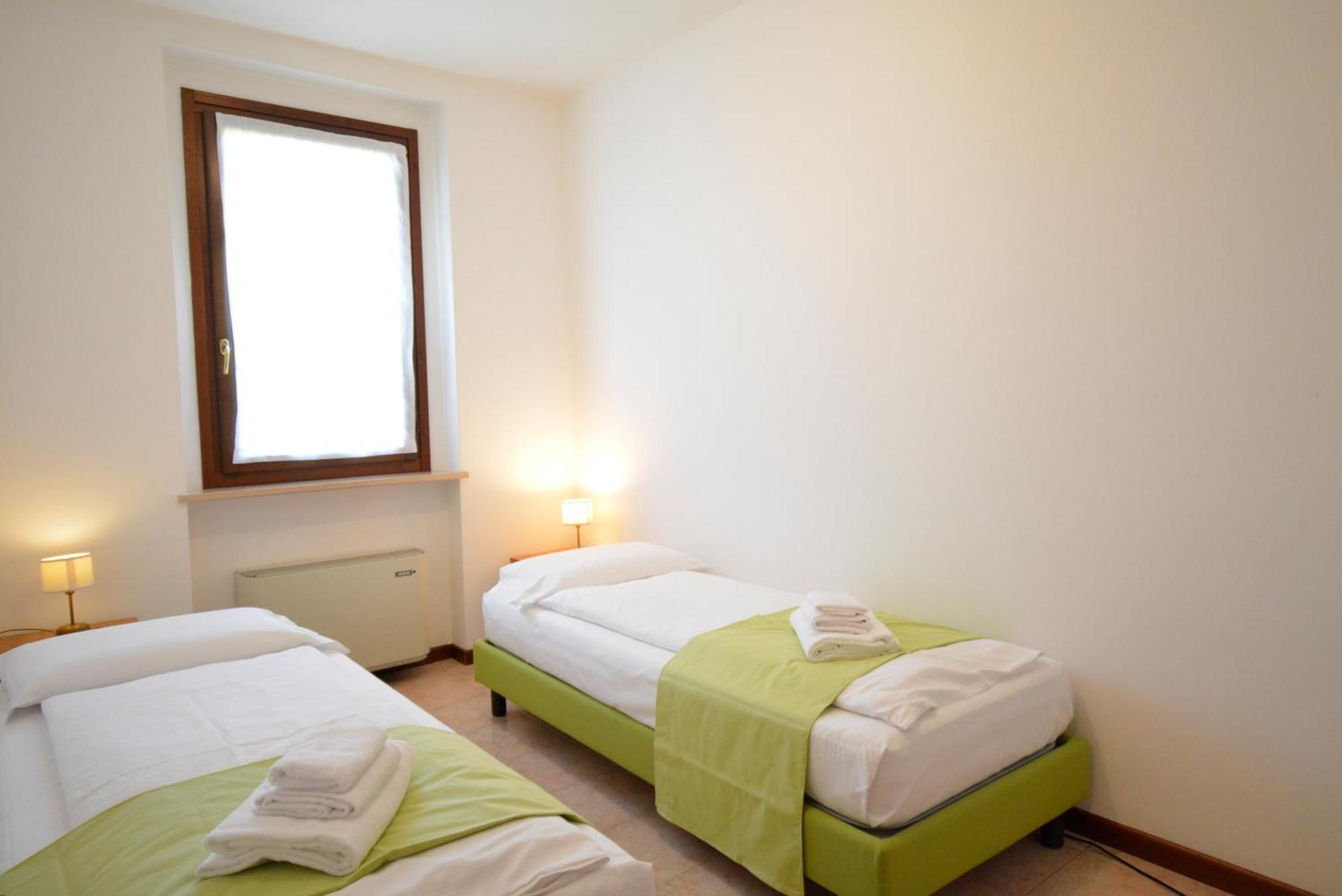 Ferienwohnung mit Poolblick und Veranda / Patio
