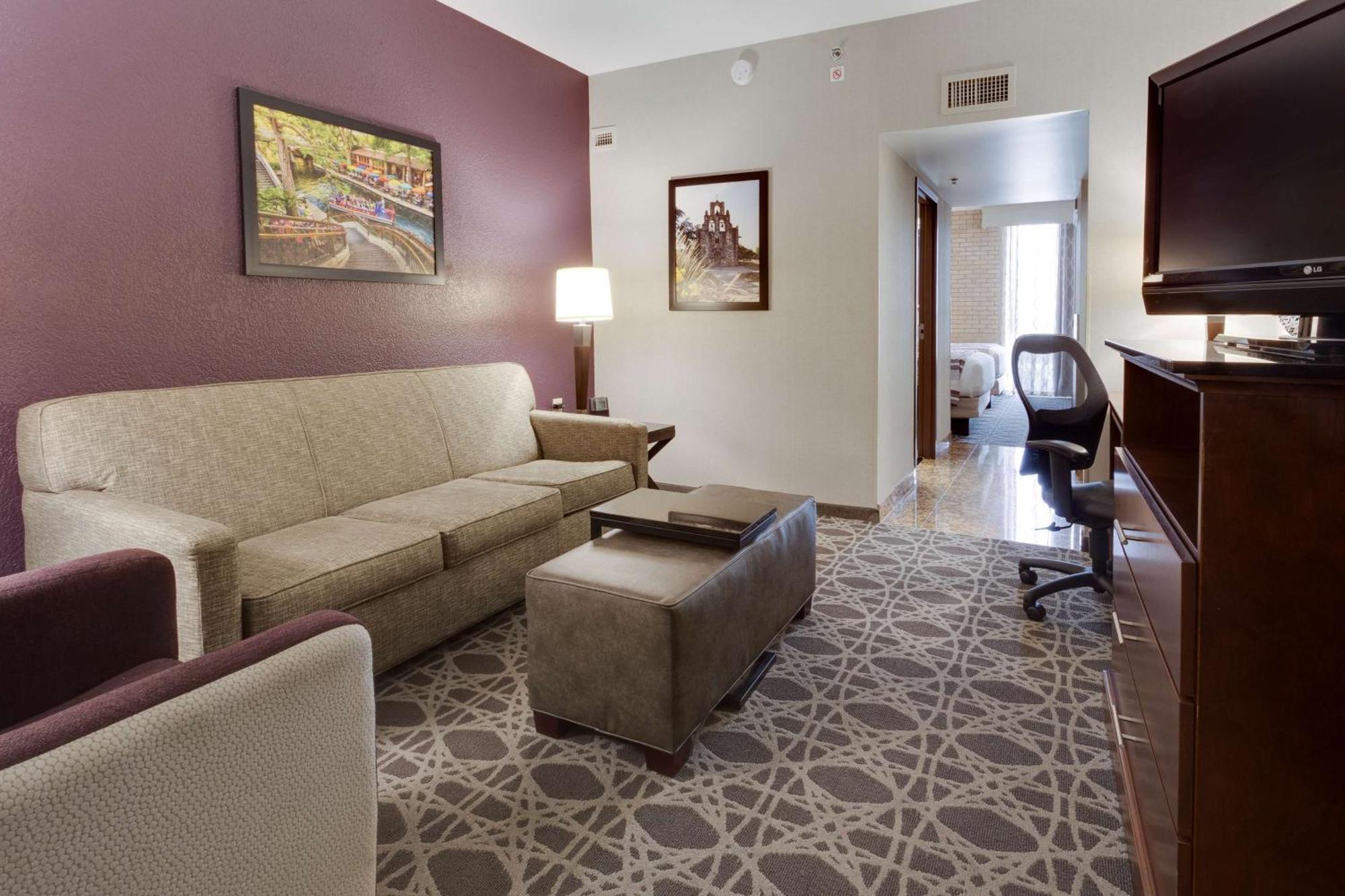 King Suite with Sofa Bed - Accessible, Tub