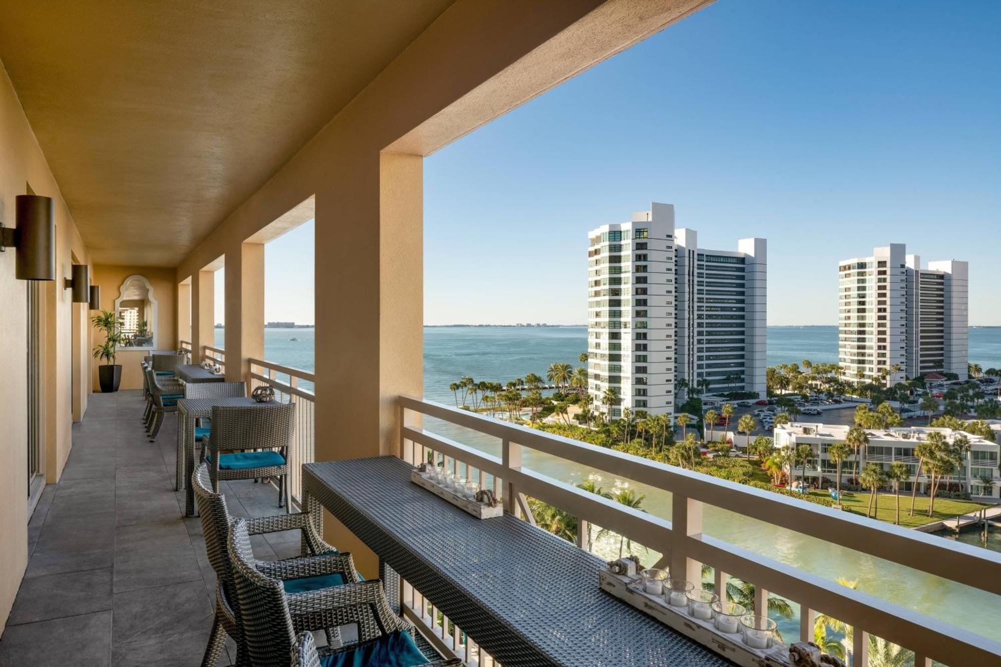 Club Resort View, Club level, Guest room, 1 King, High floor