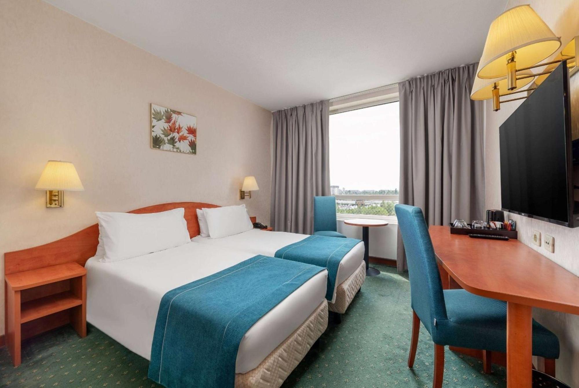 TWIN ROOM WITH TWO TWIN BEDS, NON-SMOKING